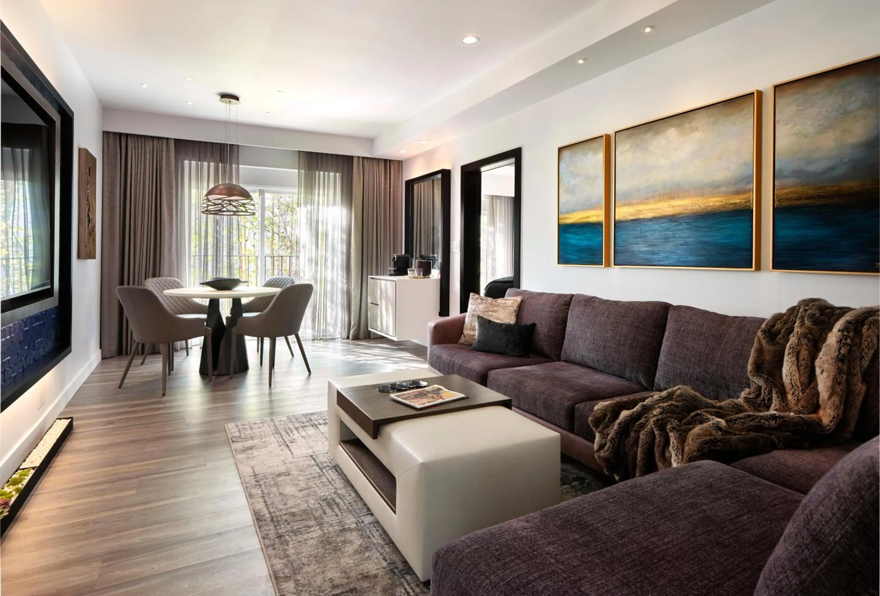 Living room in Sunset Marquis Hotel