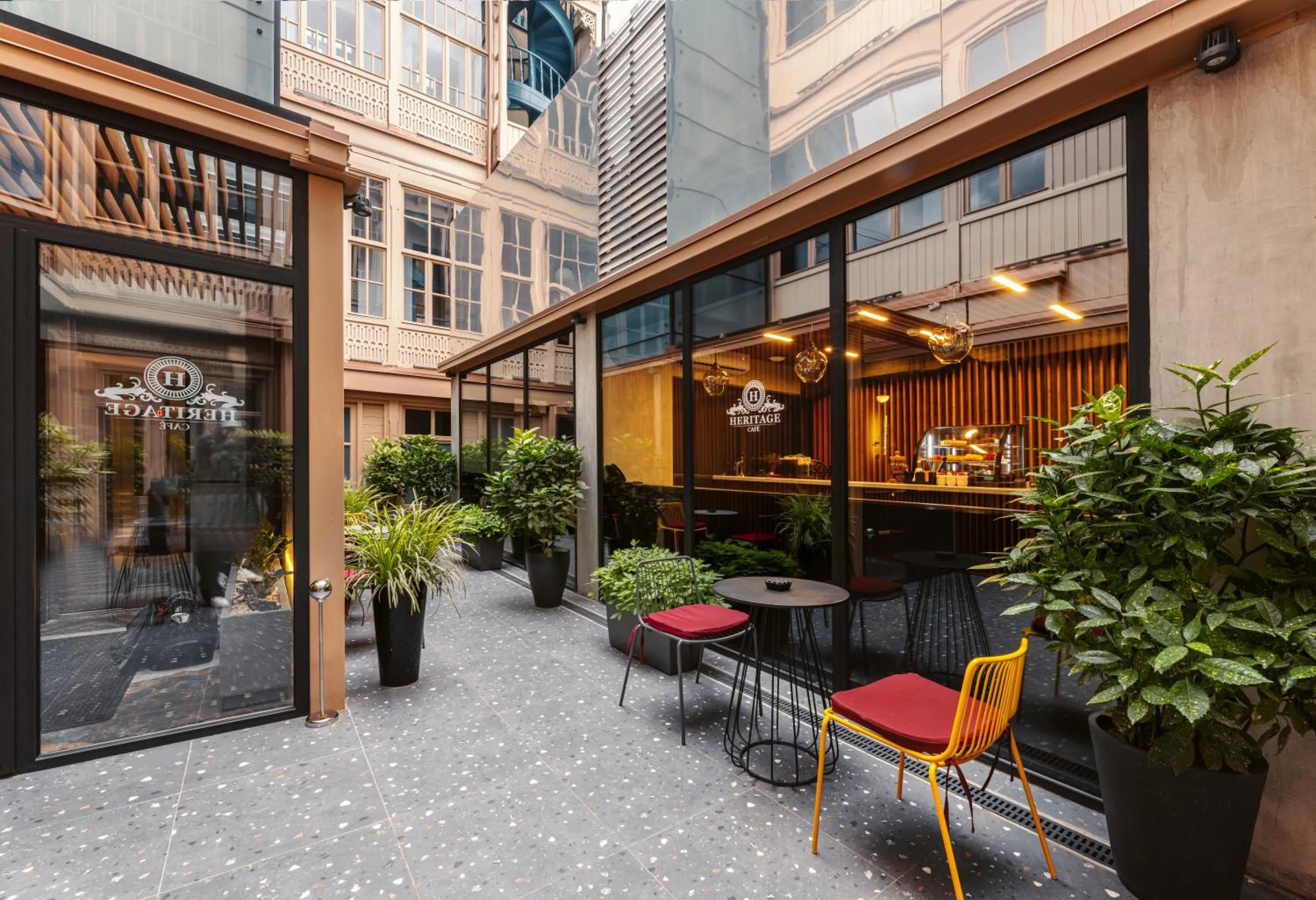 Restaurant/places to eat in Heritage Hotel and Suites