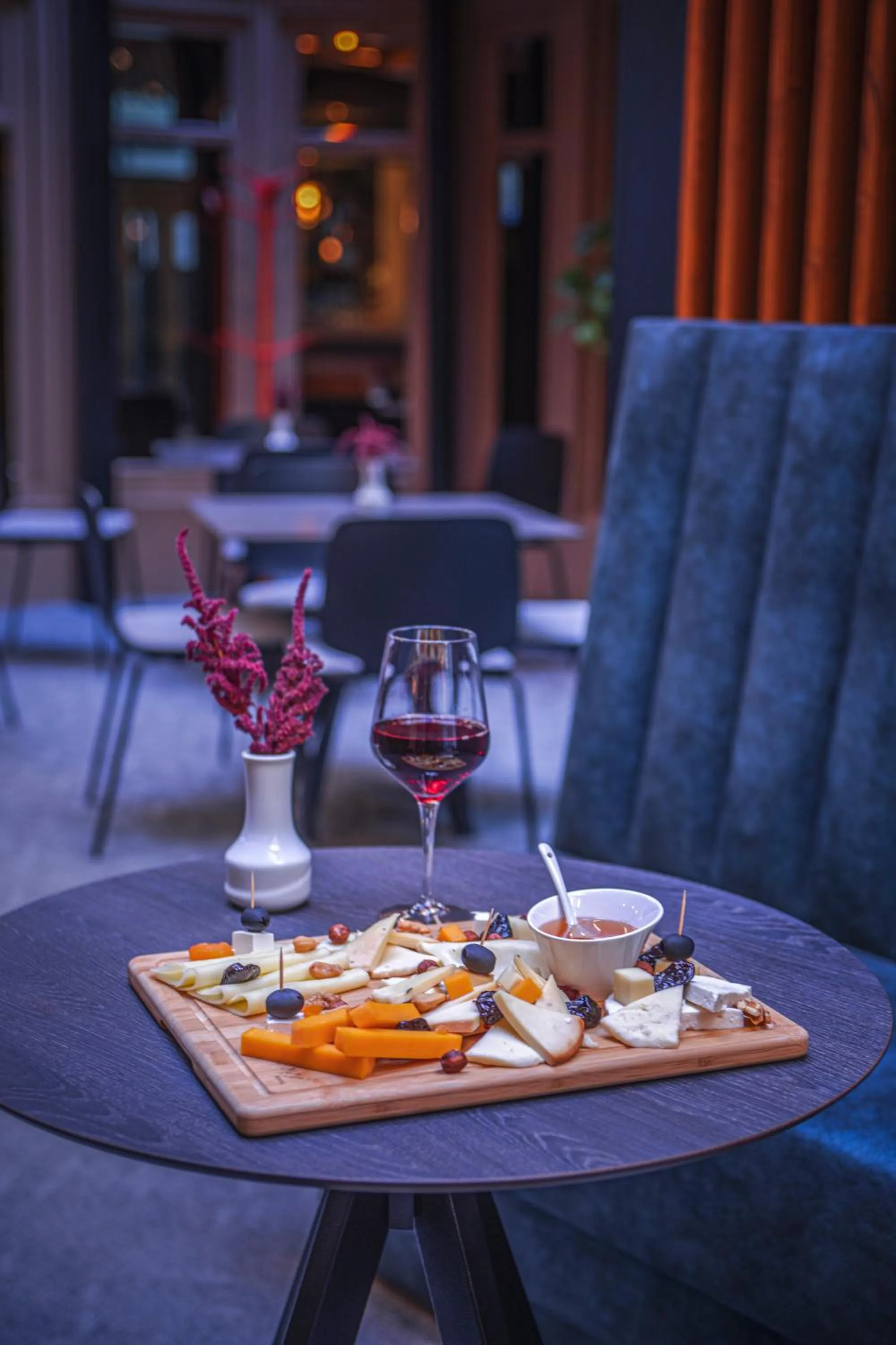 Restaurant/places to eat in Heritage Hotel and Suites