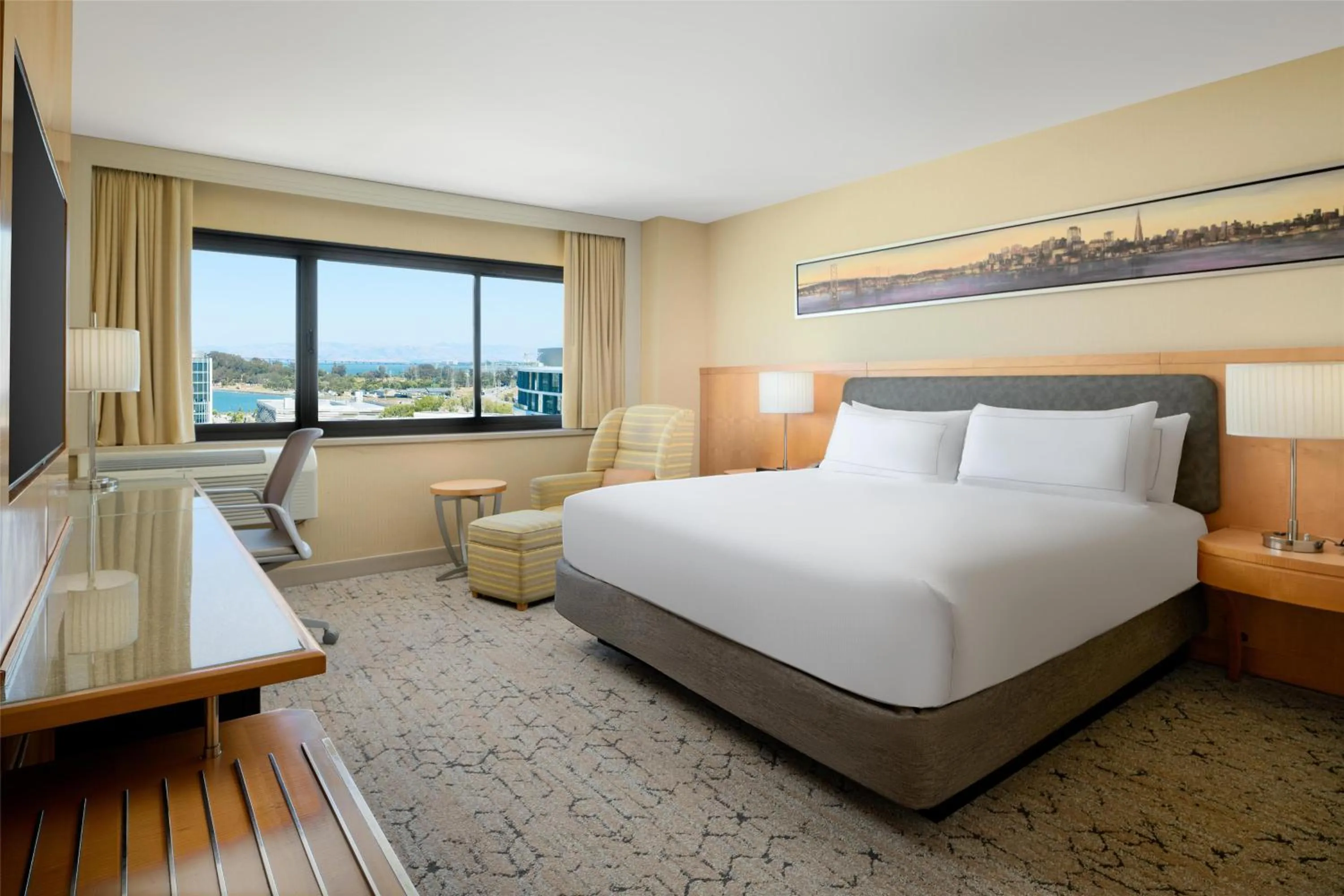 Bed in Hilton San Francisco Airport Bayfront - No Resort Fee