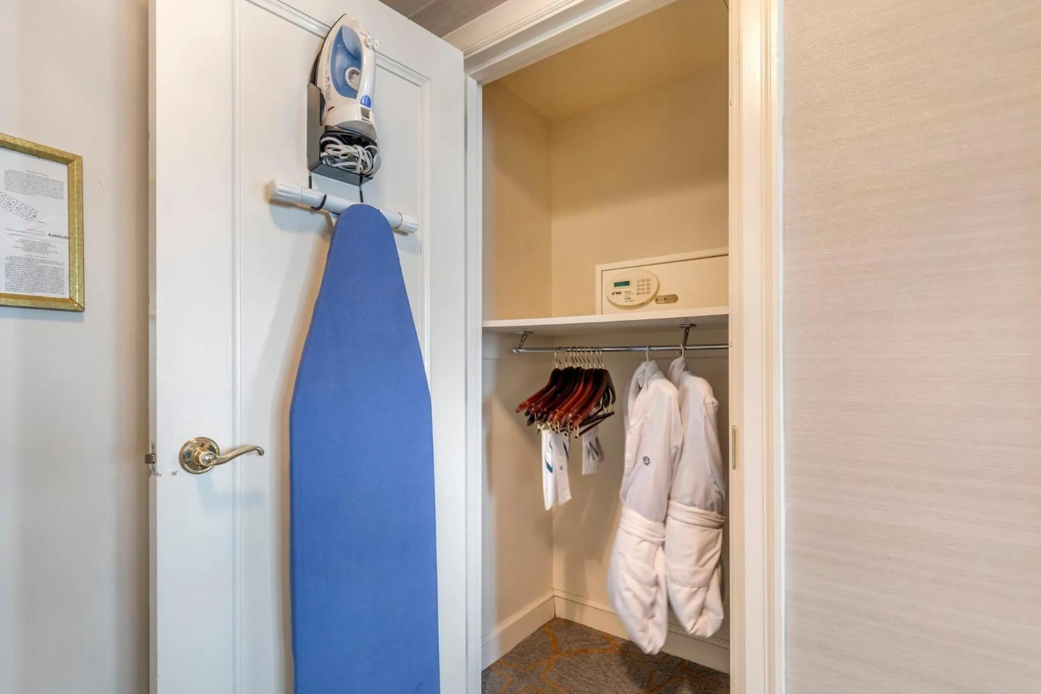 Photo of the whole room in Omni Shoreham Hotel