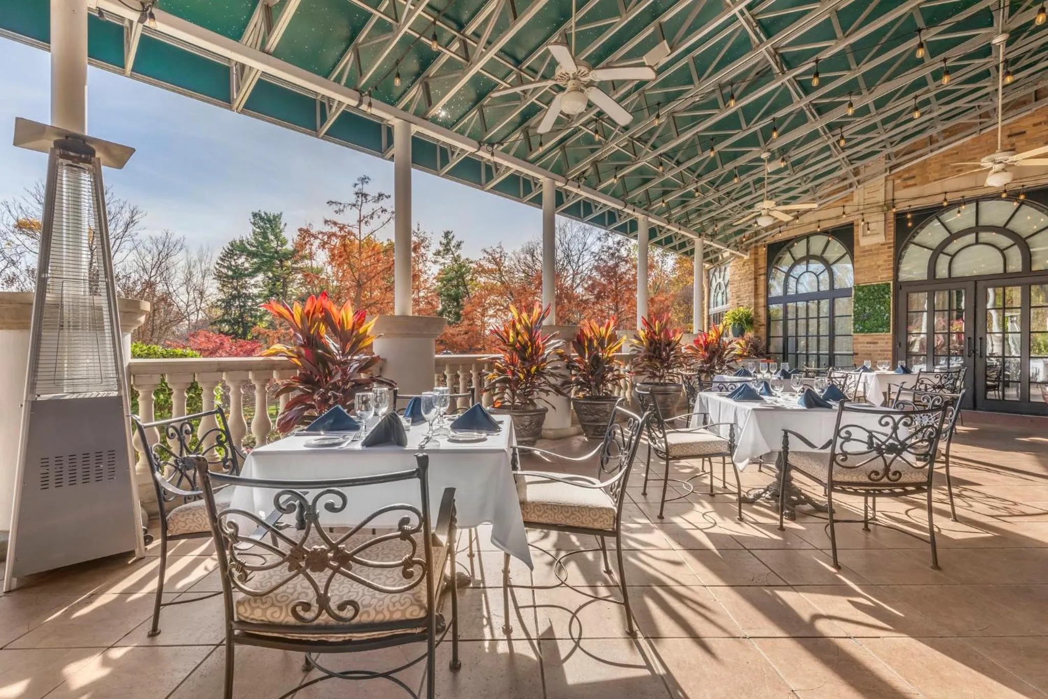 Restaurant/places to eat in Omni Shoreham Hotel