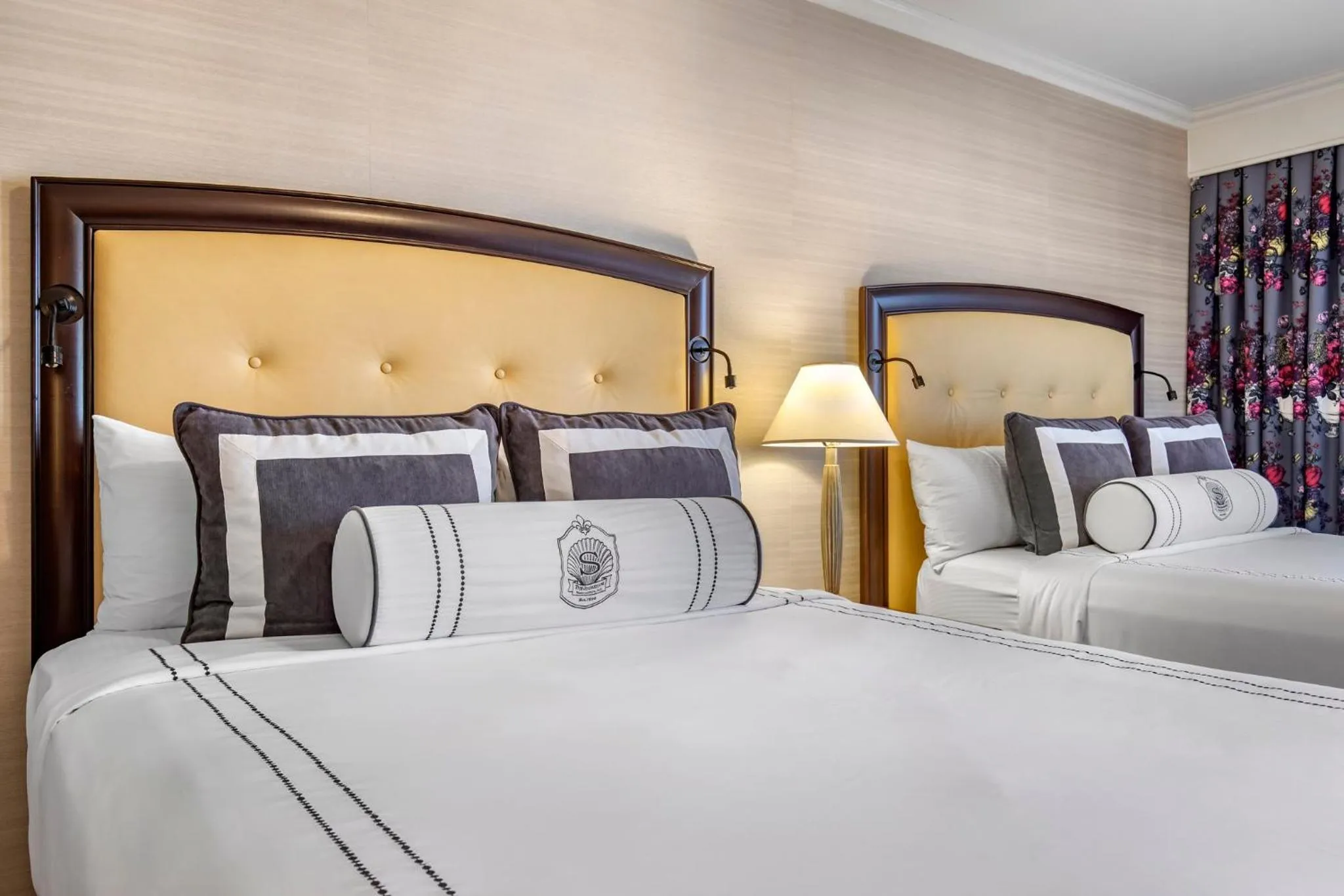 Photo of the whole room, Bed in Omni Shoreham Hotel