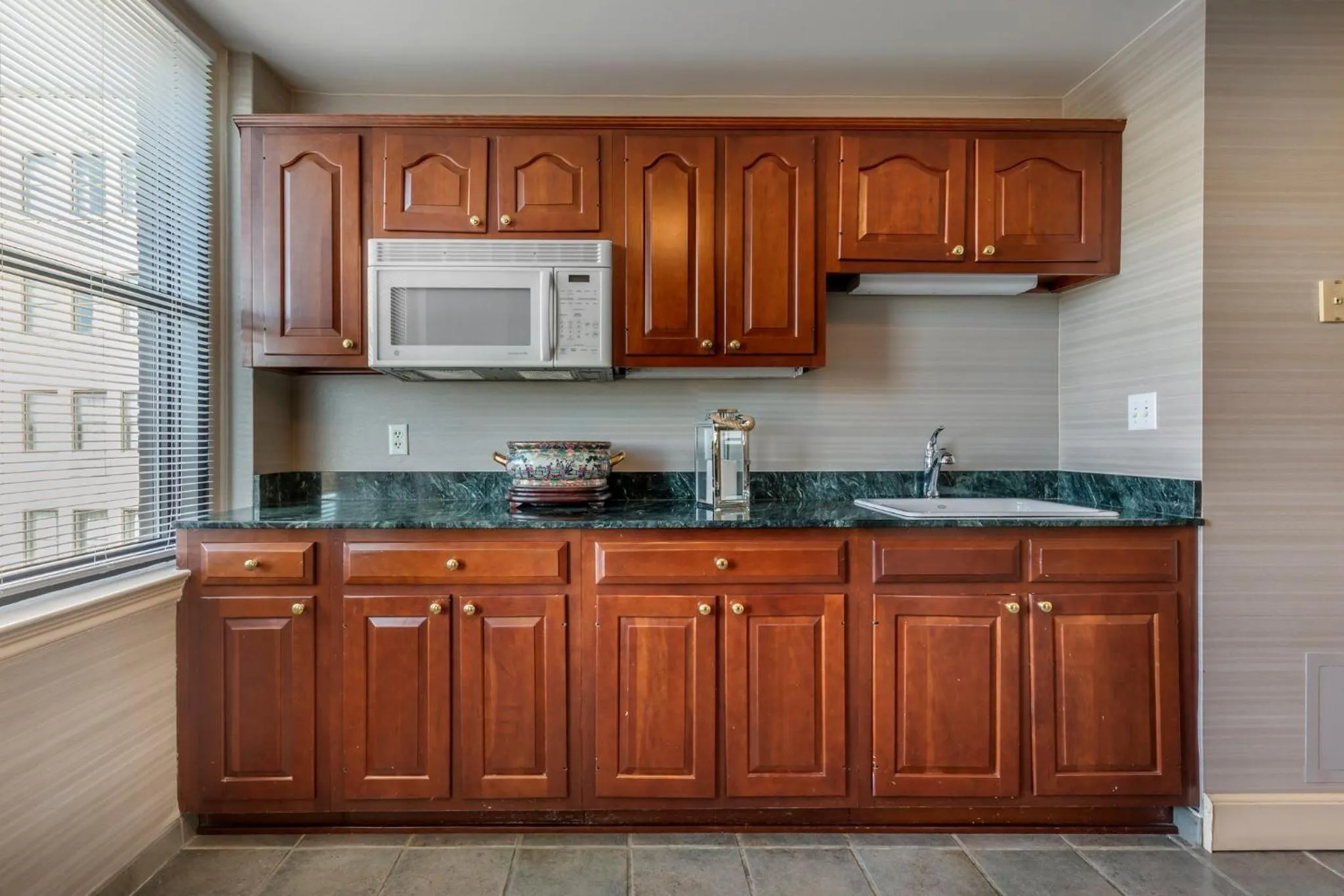 Kitchen or kitchenette in Omni Shoreham Hotel