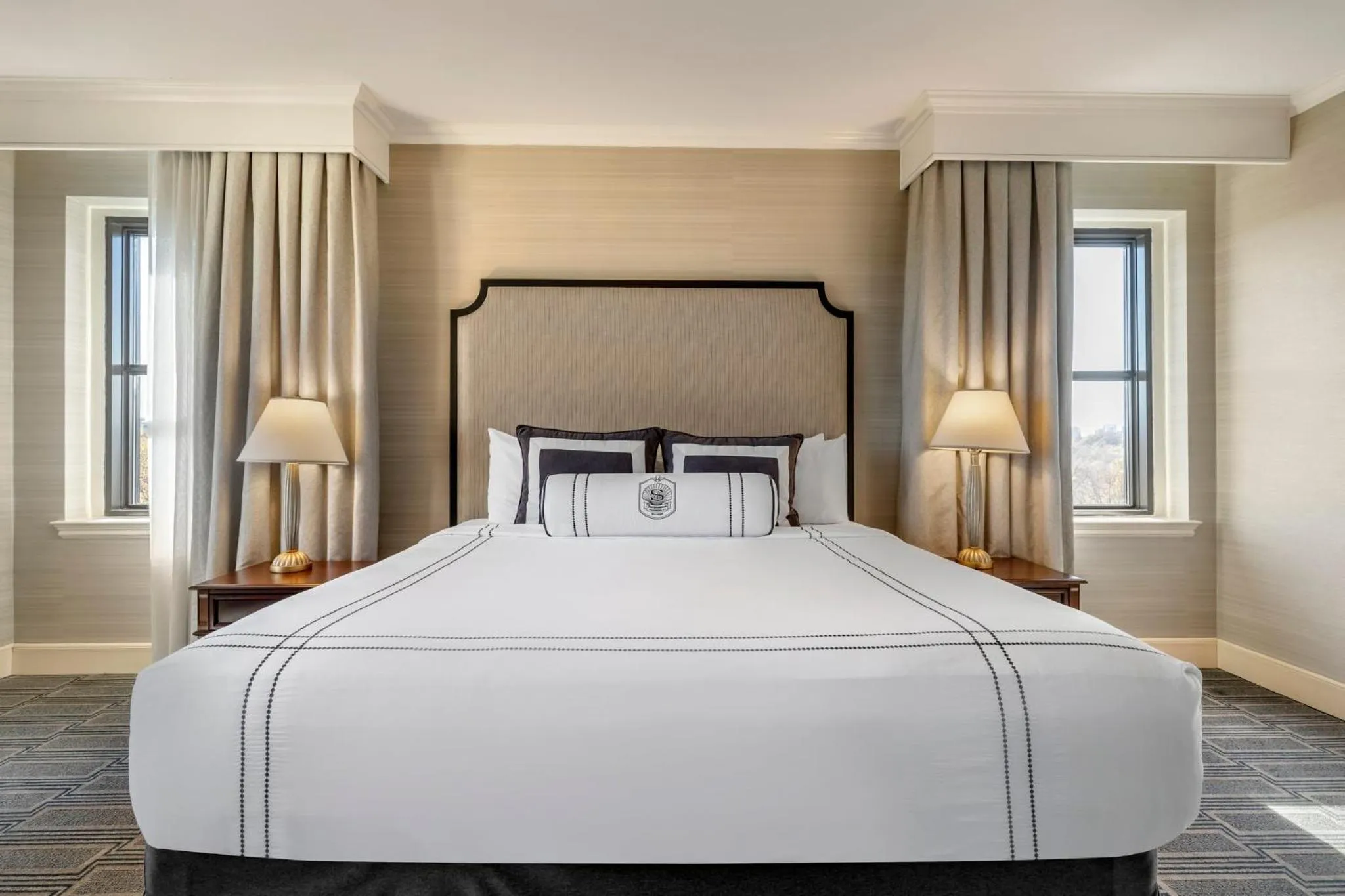 Bedroom, Bed in Omni Shoreham Hotel