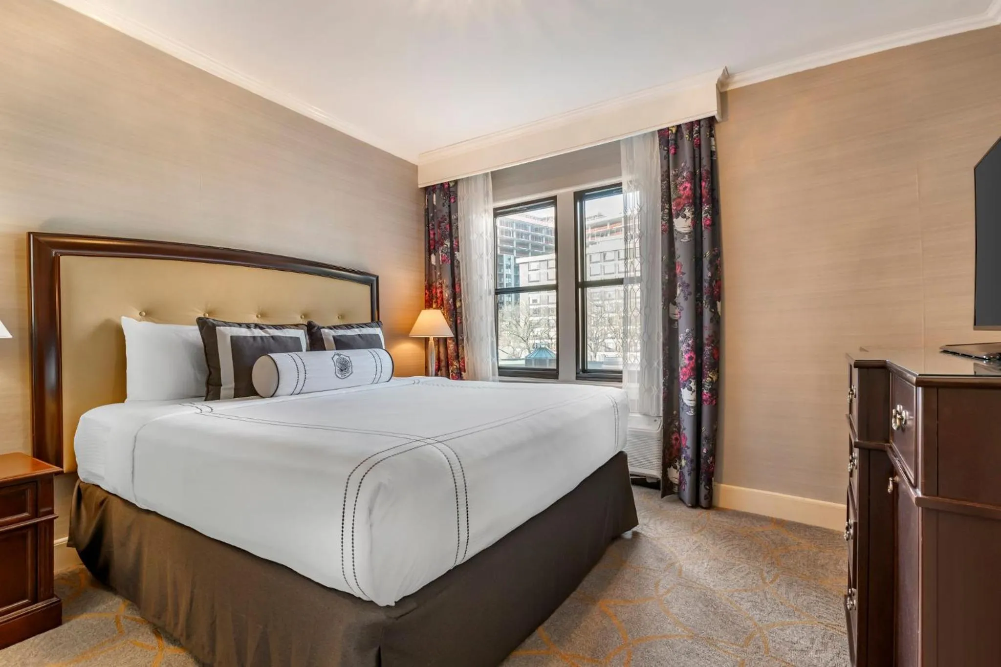 Photo of the whole room, Bed in Omni Shoreham Hotel