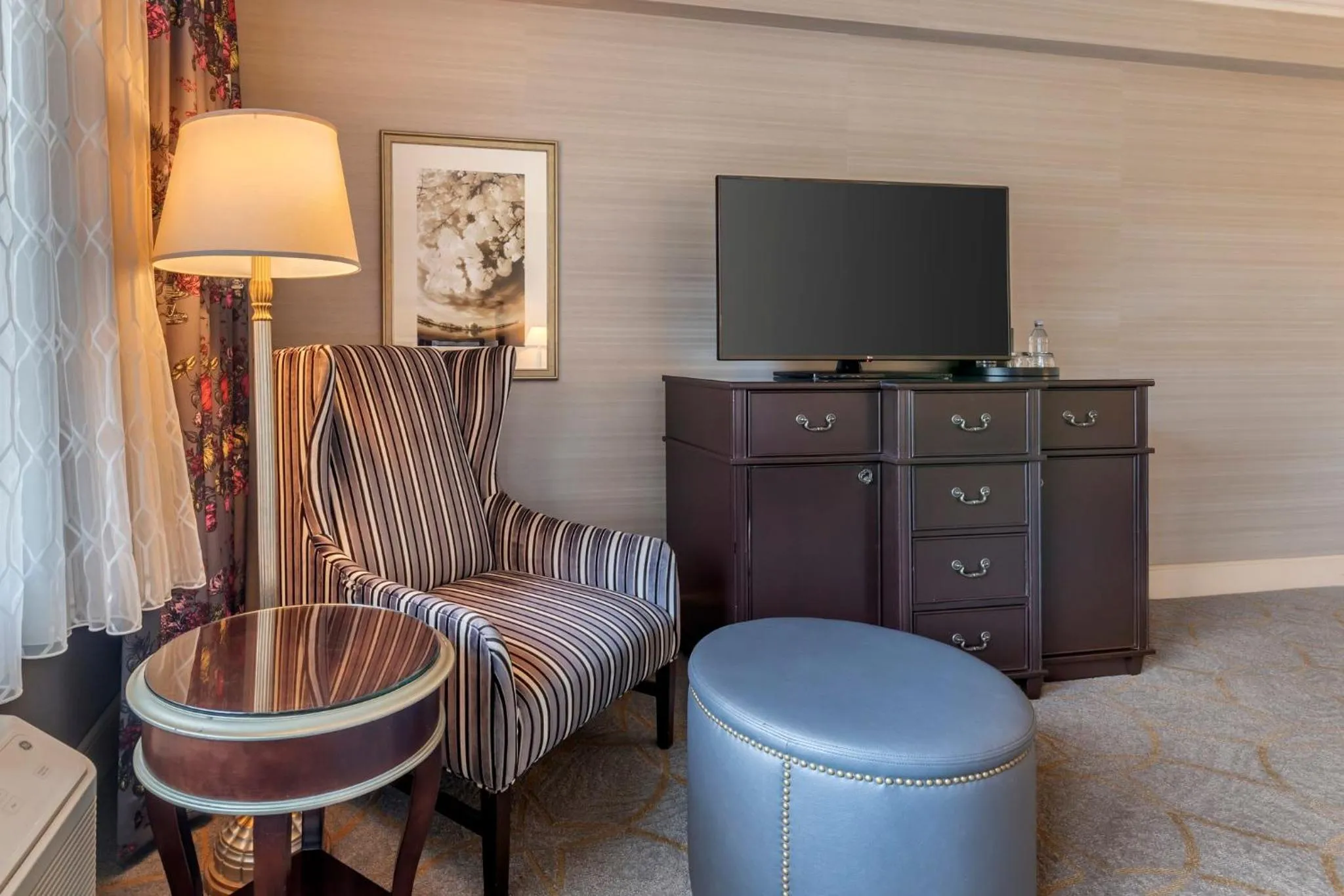 Photo of the whole room in Omni Shoreham Hotel