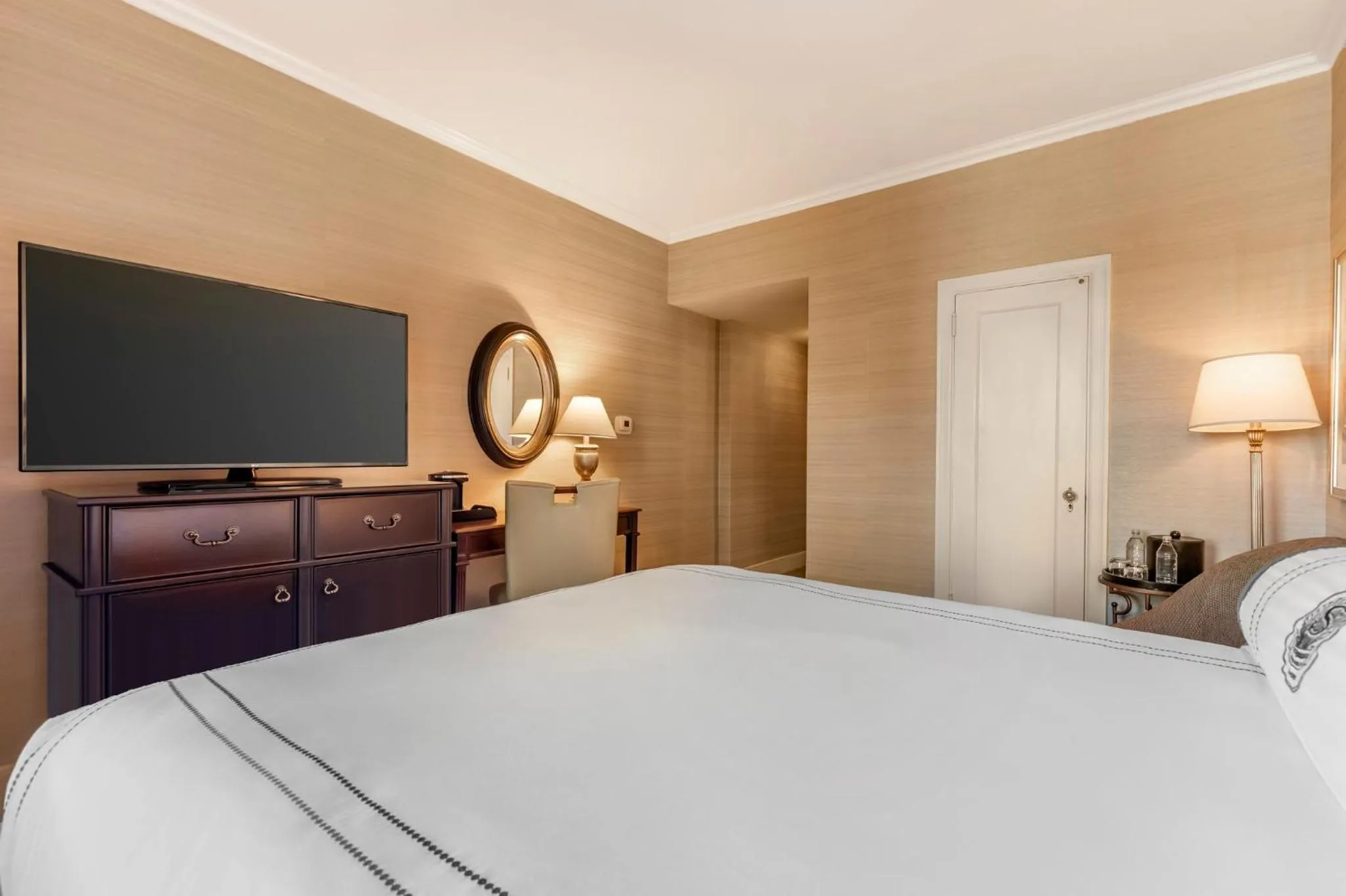 Photo of the whole room, Bed in Omni Shoreham Hotel