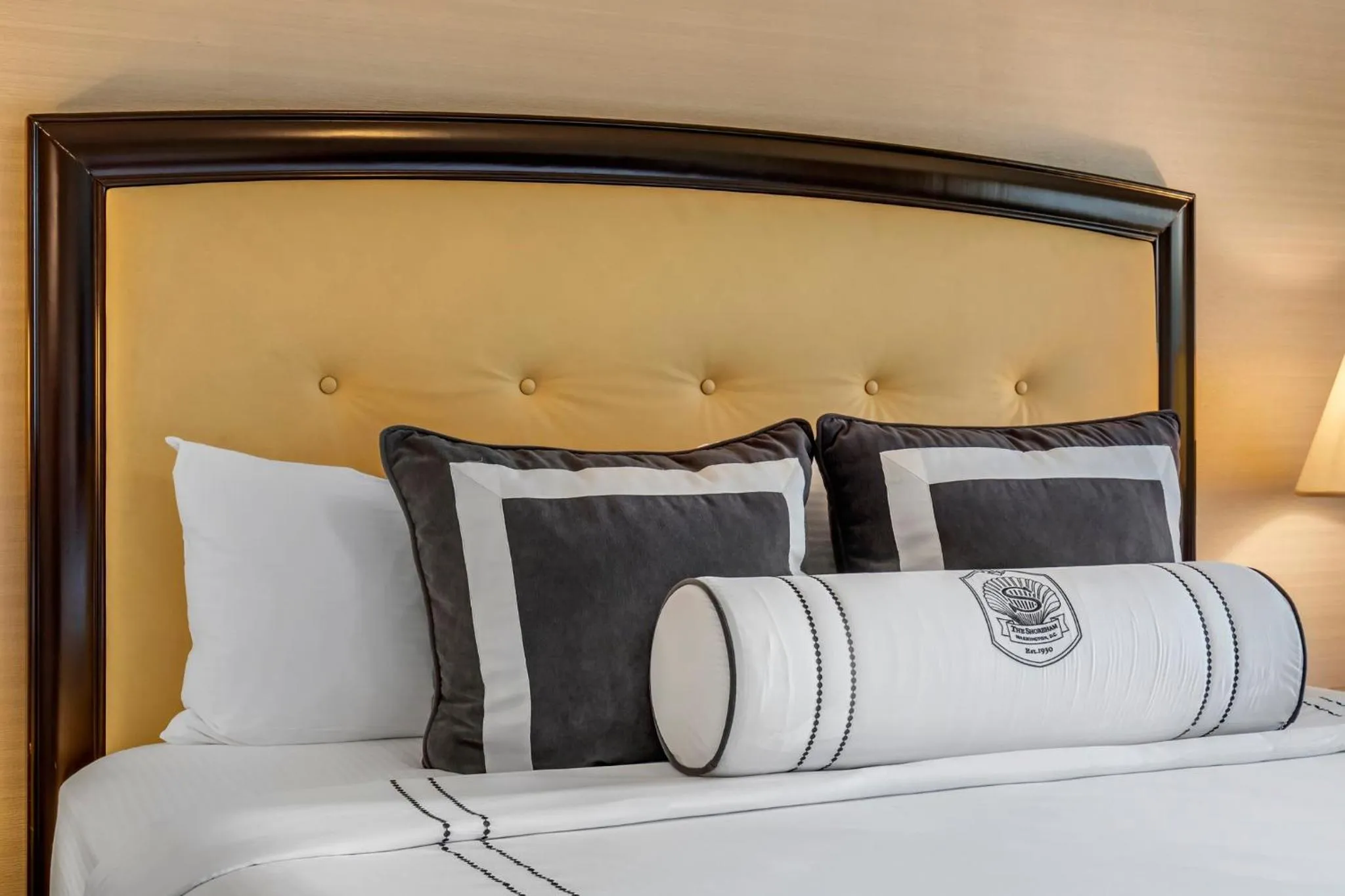 Photo of the whole room, Bed in Omni Shoreham Hotel