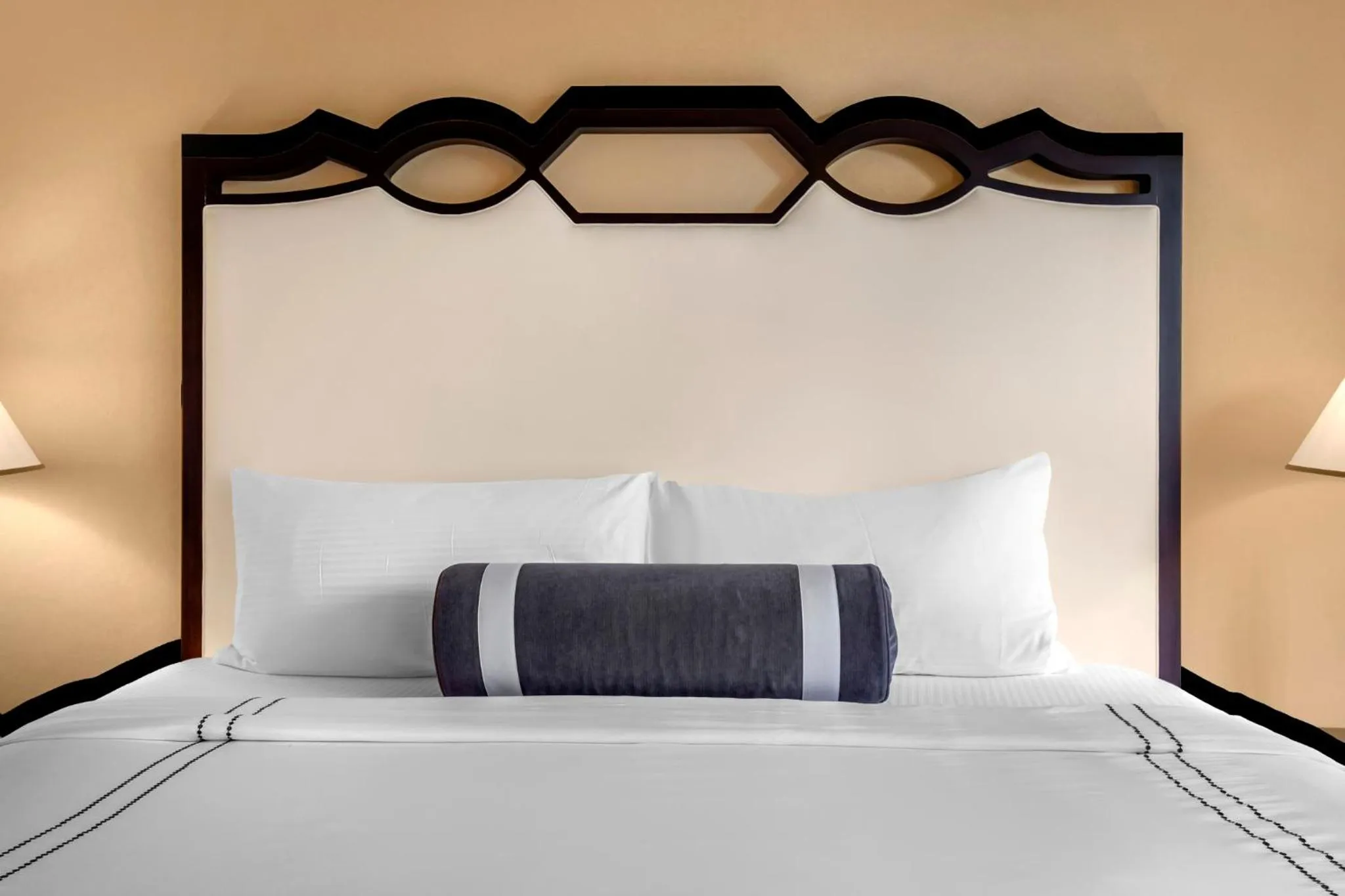 Photo of the whole room, Bed in Omni Shoreham Hotel