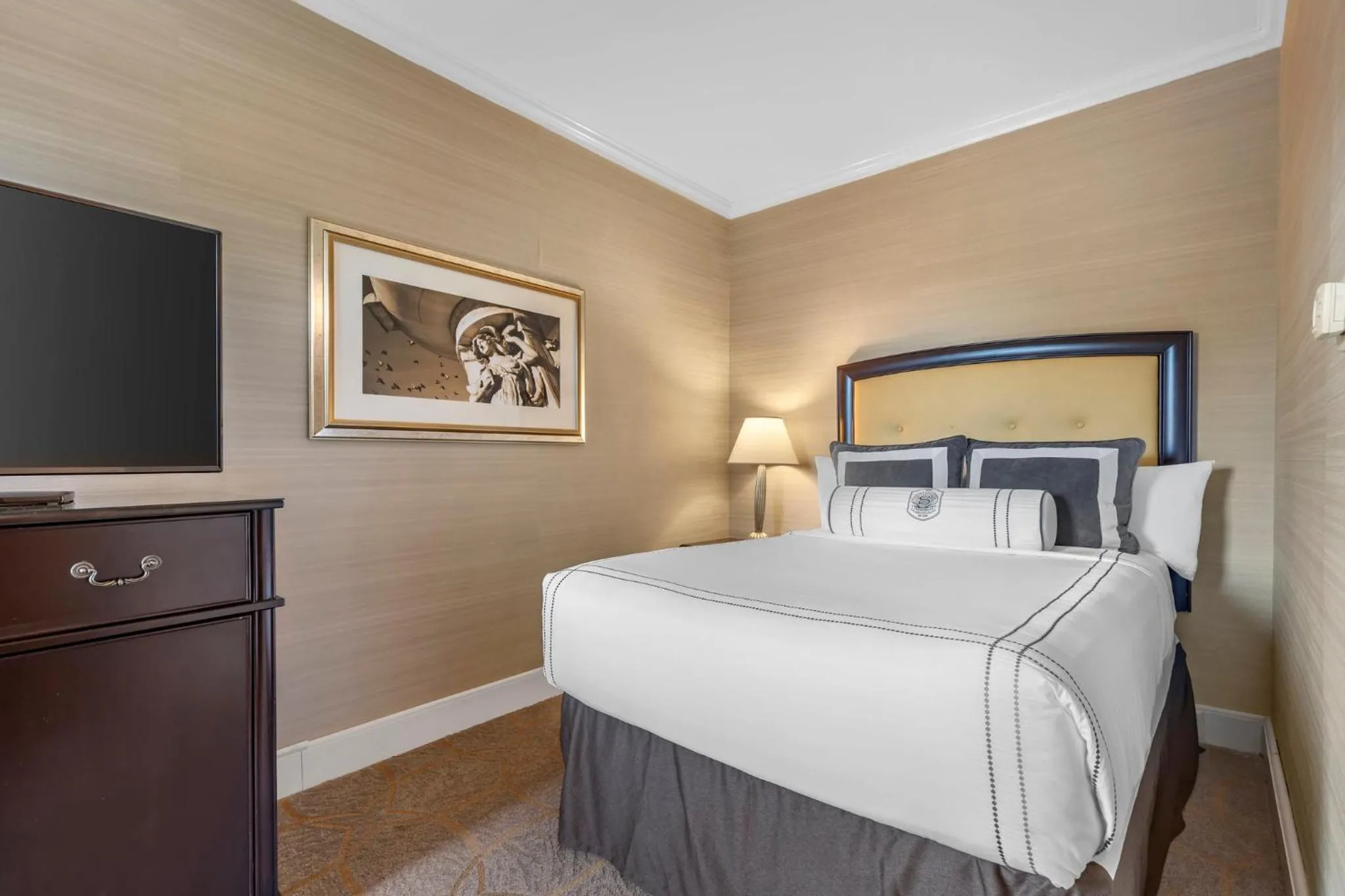 Photo of the whole room, Bed in Omni Shoreham Hotel