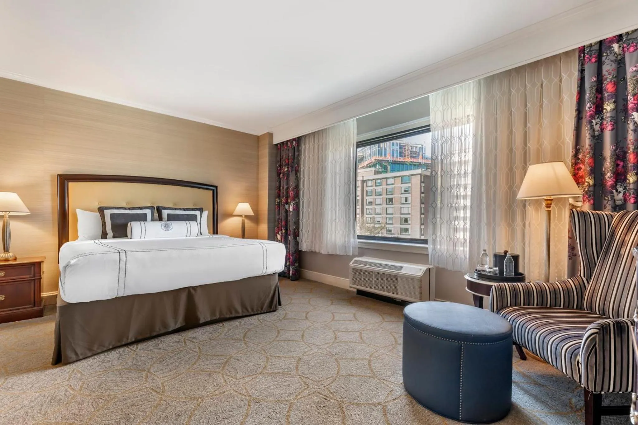 Photo of the whole room, Bed in Omni Shoreham Hotel