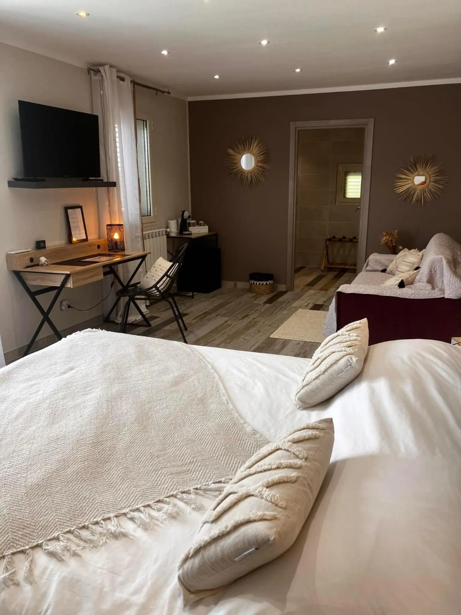 Bed in HISTOIRE D'Ô - Les Piscines - Chambres d'hôtes