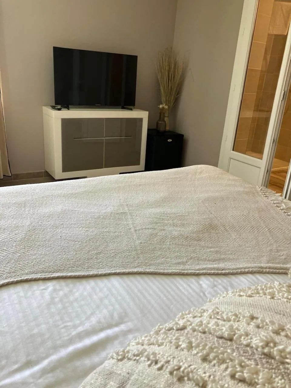 TV and multimedia, Bed in HISTOIRE D'Ô - Les Piscines - Chambres d'hôtes