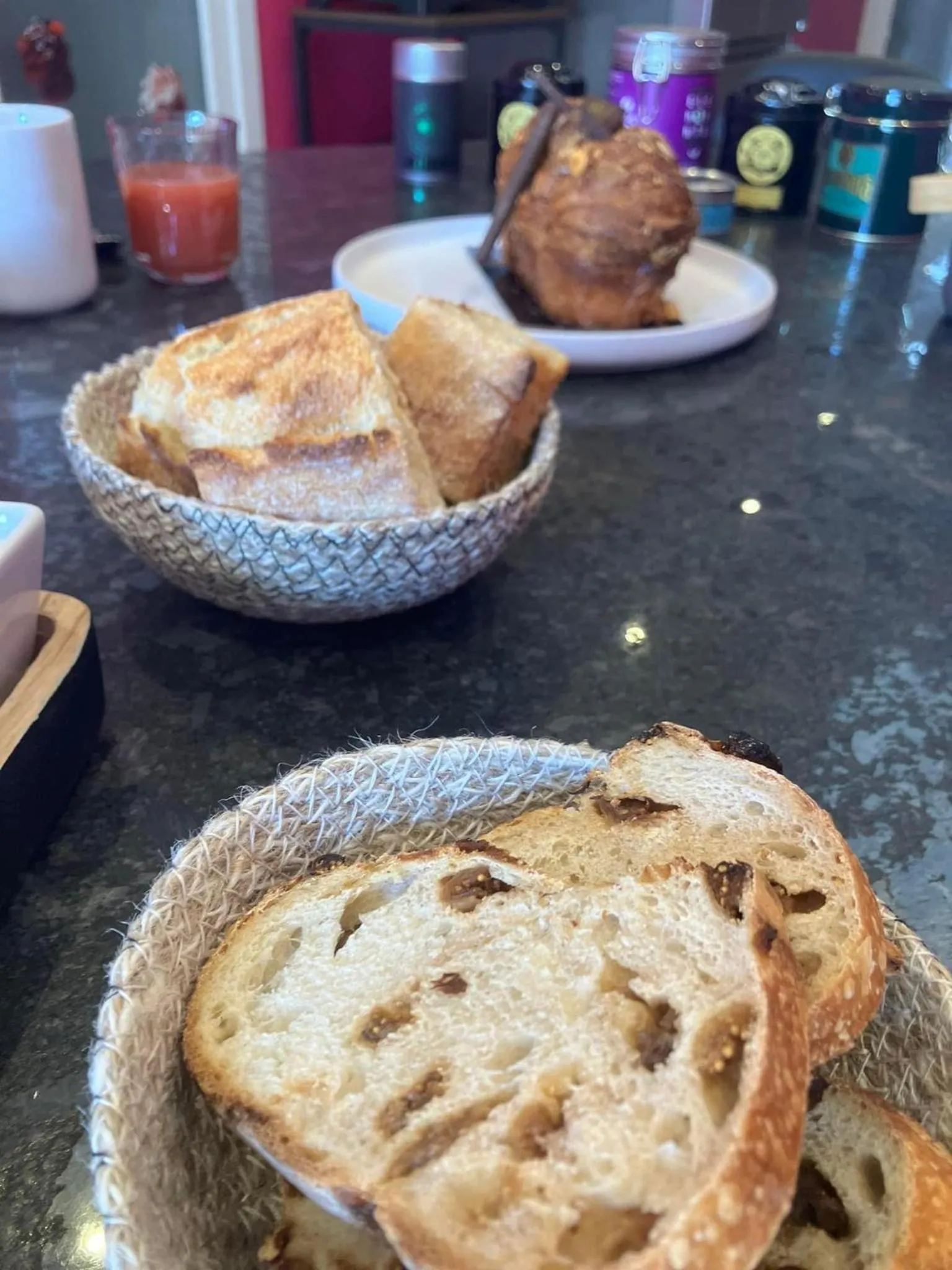 Breakfast in HISTOIRE D'Ô - Les Piscines - Chambres d'hôtes