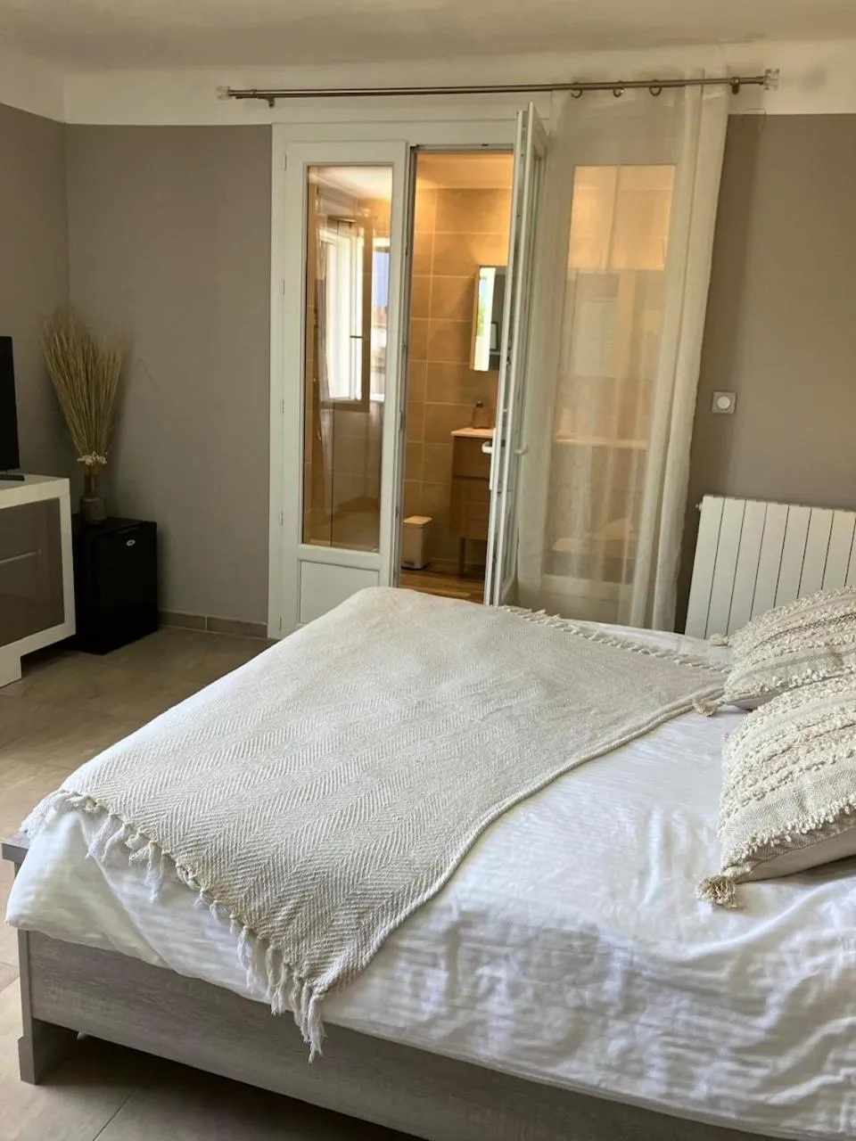 Bed in HISTOIRE D'Ô - Les Piscines - Chambres d'hôtes