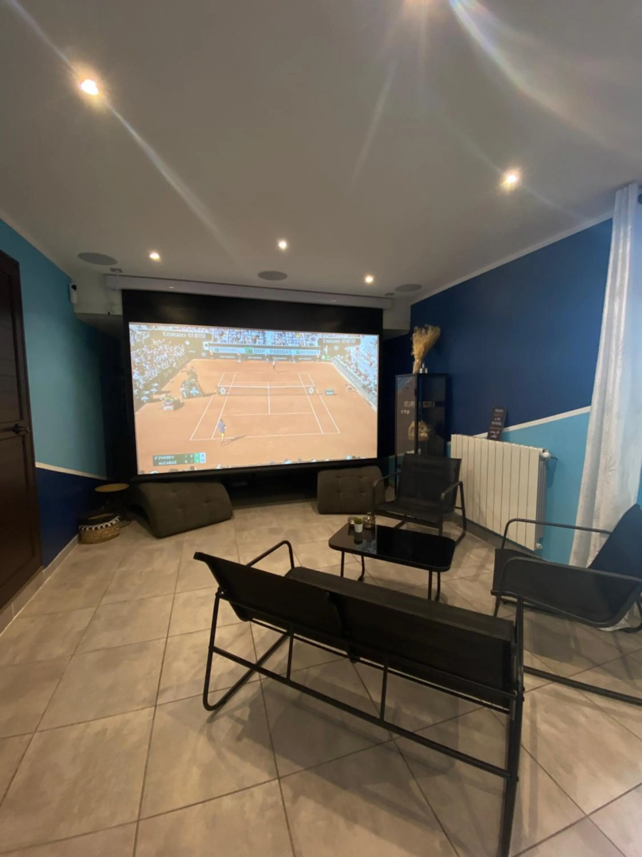 Communal lounge/ TV room in HISTOIRE D'Ô - Les Piscines - Chambres d'hôtes