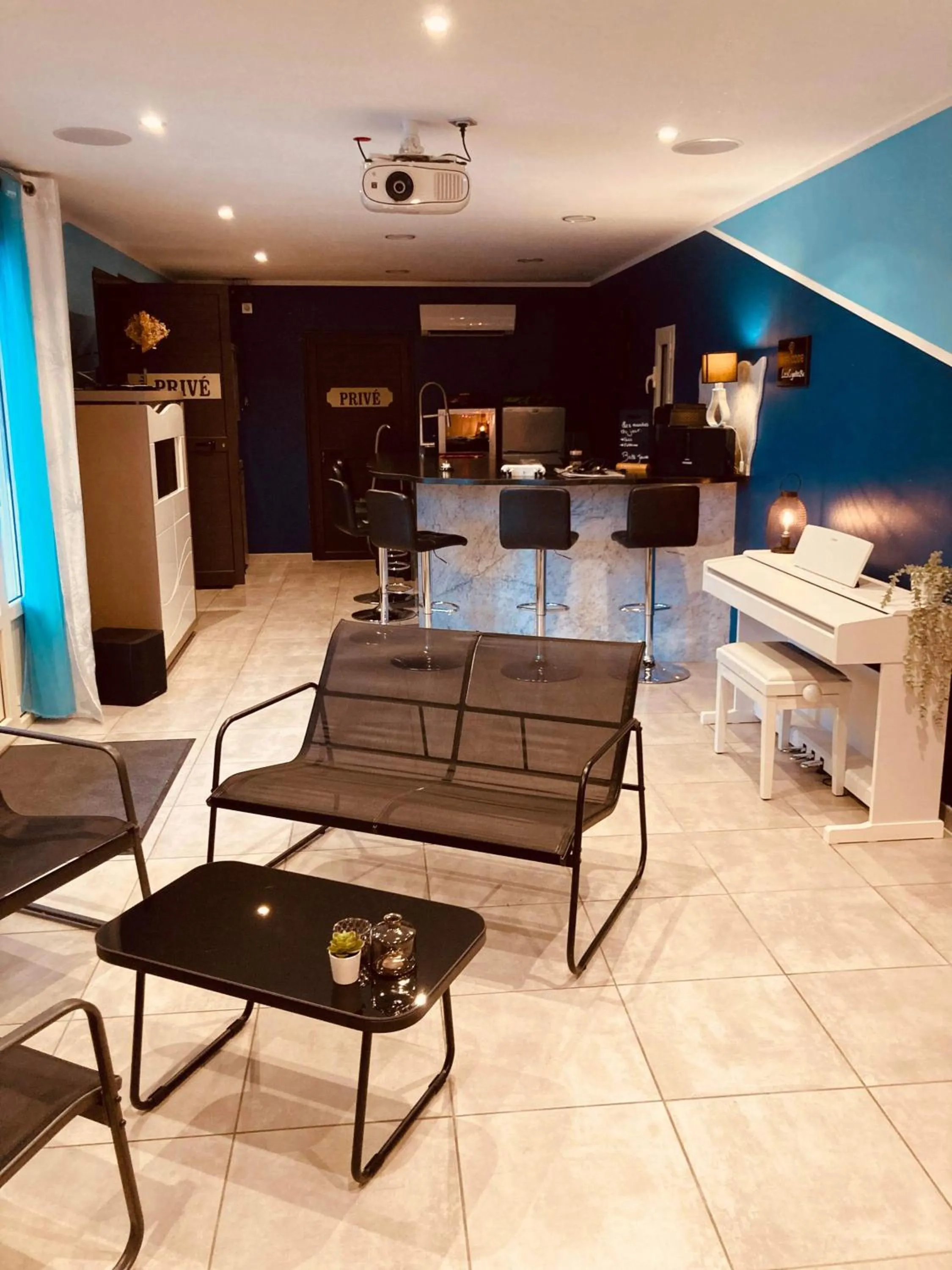 Lounge or bar in HISTOIRE D'Ô - Les Piscines - Chambres d'hôtes