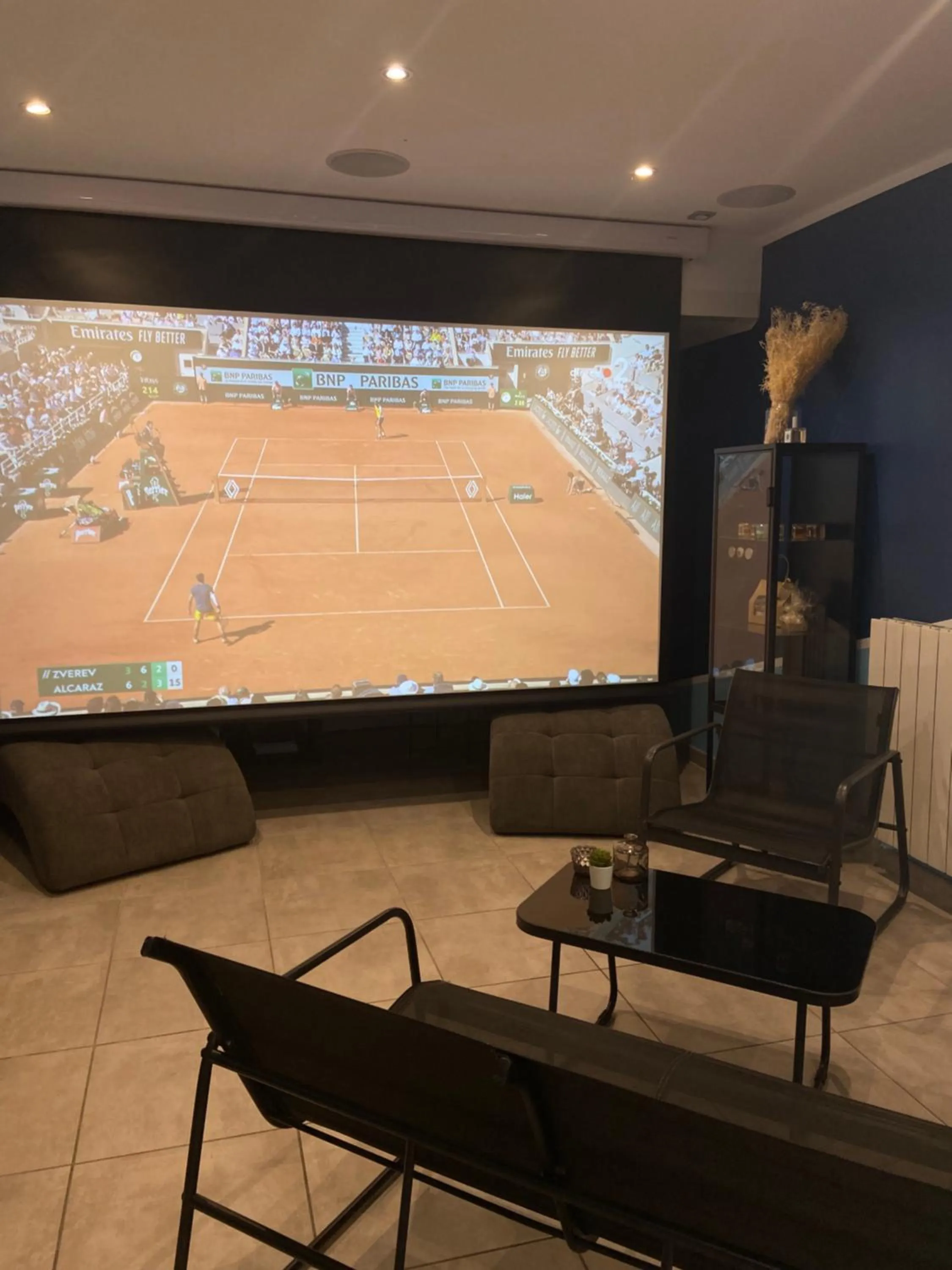 Communal lounge/ TV room in HISTOIRE D'Ô - Les Piscines - Chambres d'hôtes