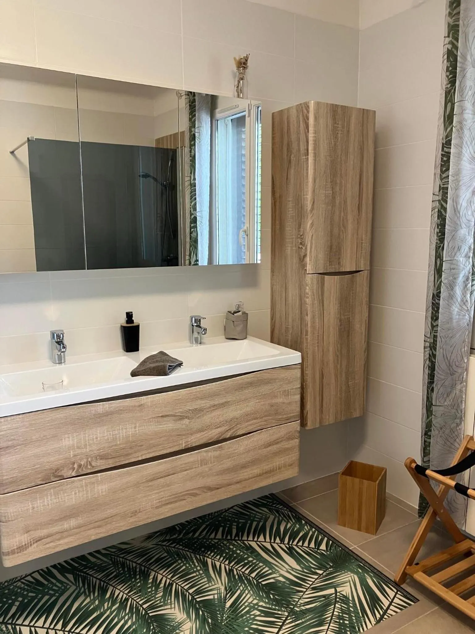 Bathroom in HISTOIRE D'Ô - Les Piscines - Chambres d'hôtes