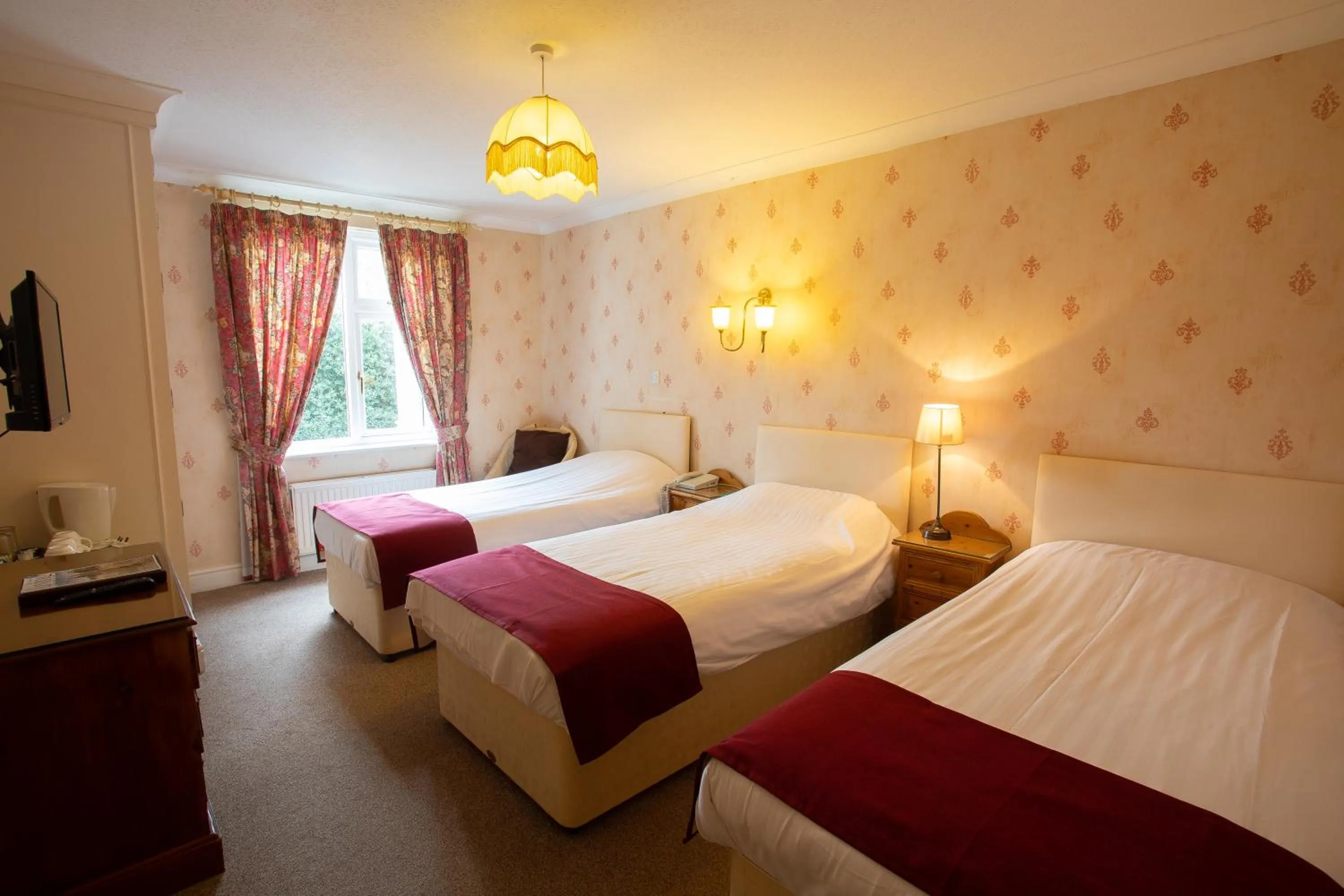 Photo of the whole room, Bed in Fines Bayliwick Hotel