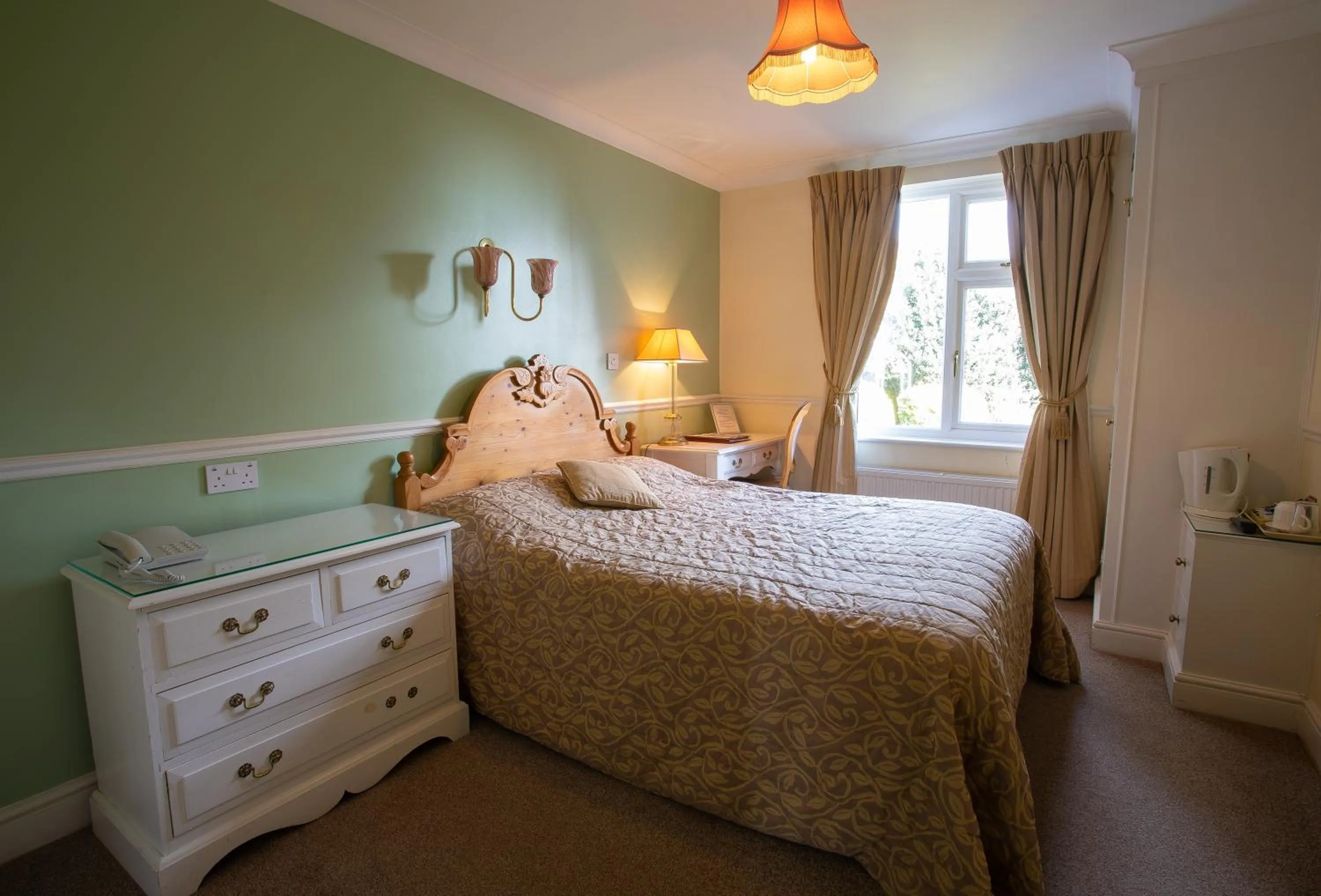 Photo of the whole room, Bed in Fines Bayliwick Hotel