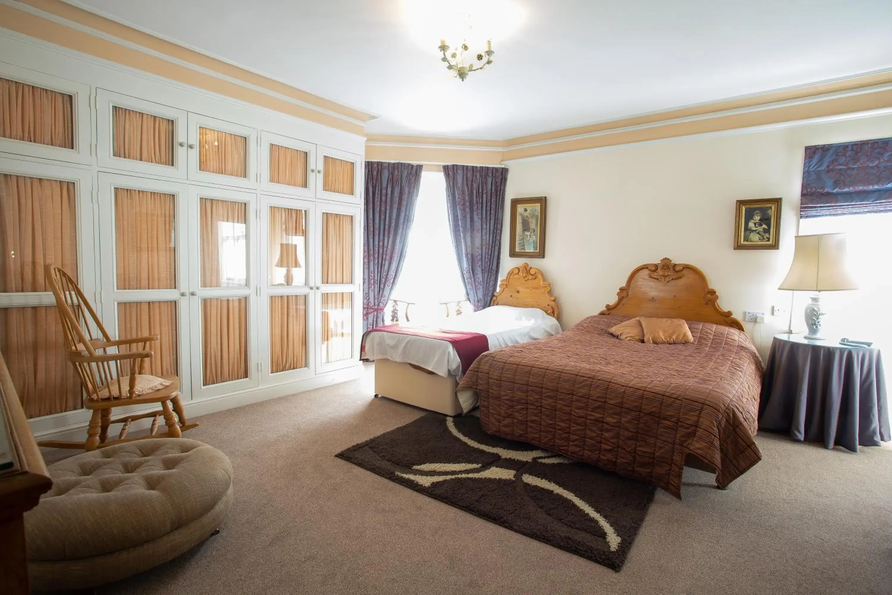 Family Room with Shower in Fines Bayliwick Hotel Family Room with Shower in Fines Bayliwick Hotel