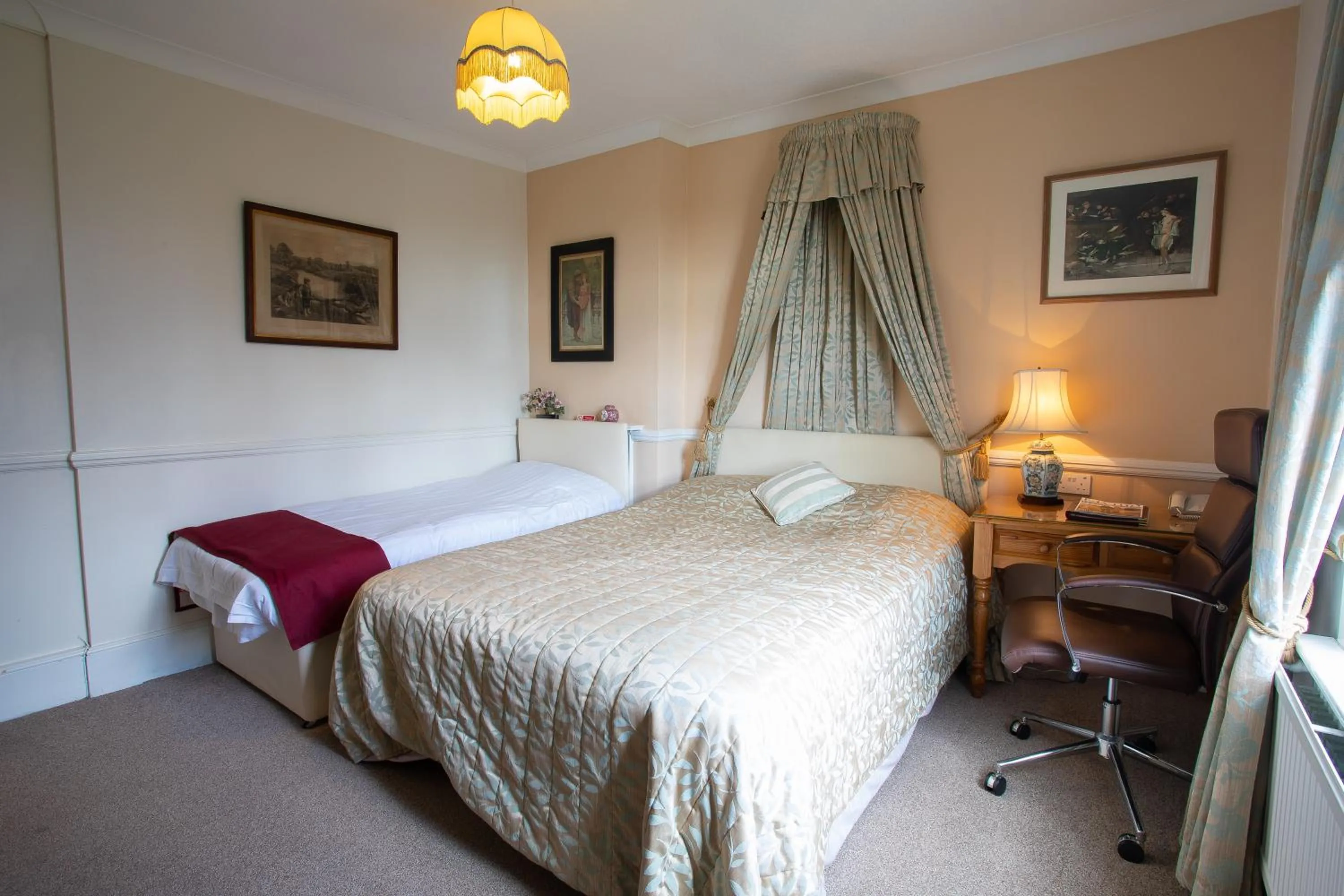 Photo of the whole room, Bed in Fines Bayliwick Hotel