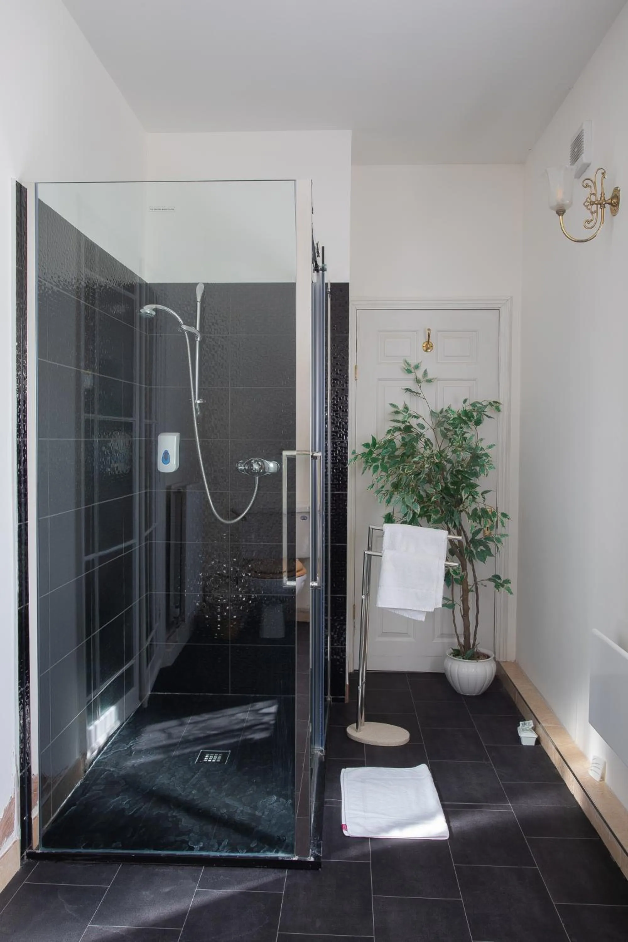 Bathroom in Fines Bayliwick Hotel