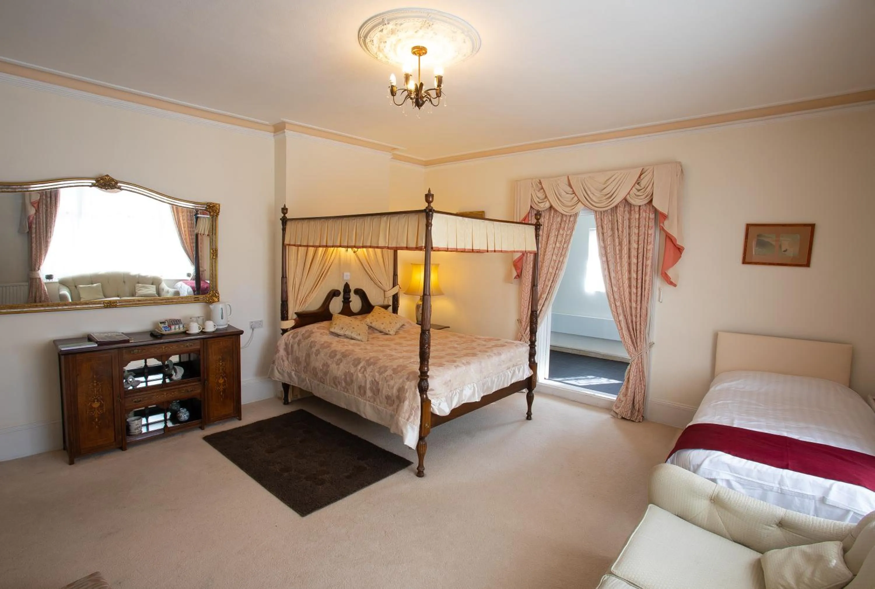 Photo of the whole room, Bed in Fines Bayliwick Hotel