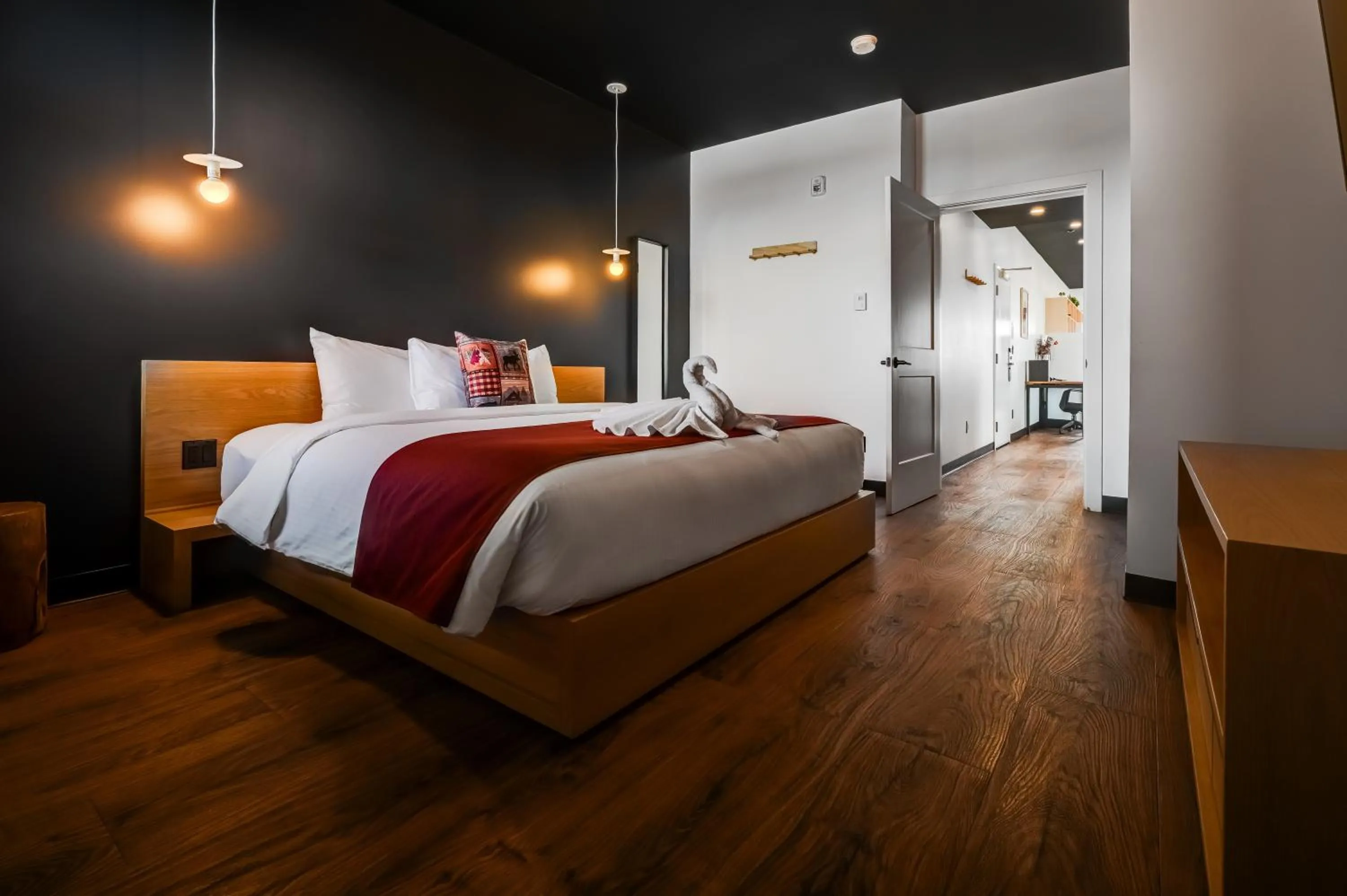 Bedroom, Bed in Raven Inn Whitehorse