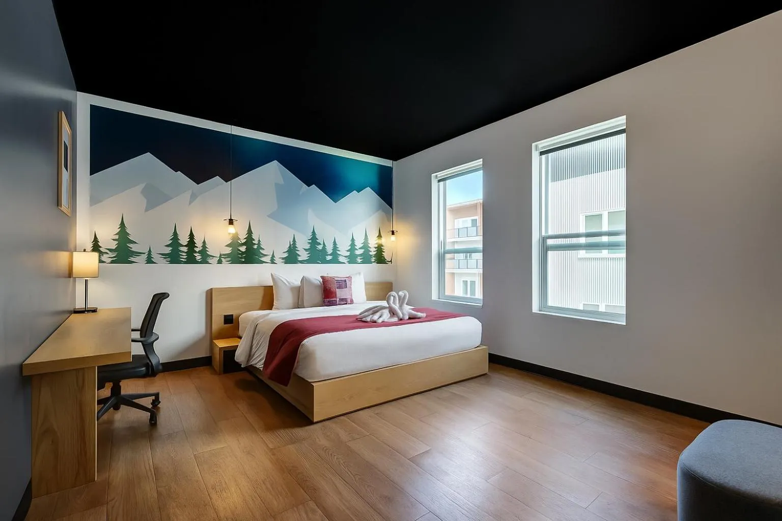 Photo of the whole room, Bed in Raven Inn Whitehorse