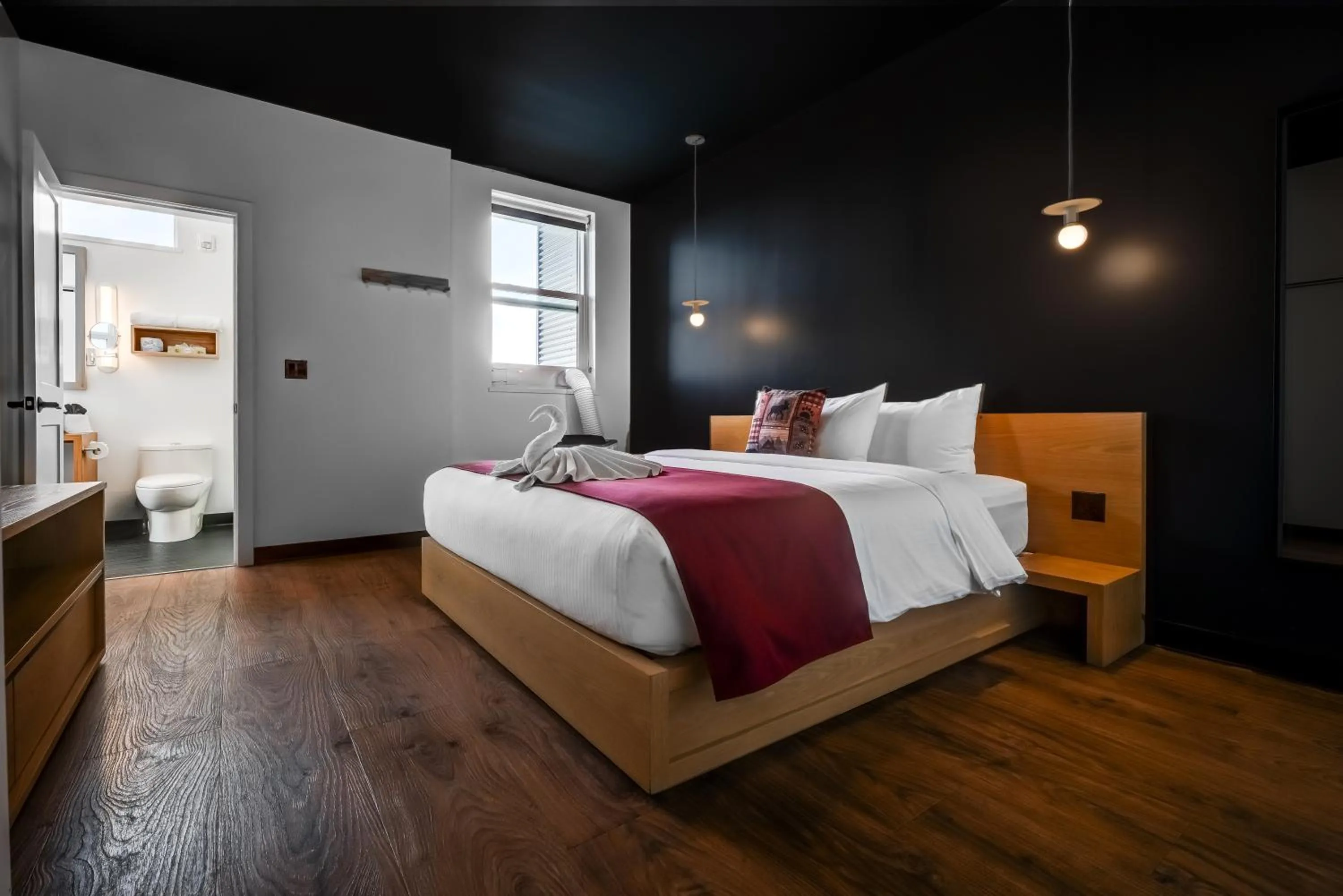 Bedroom, Bed in Raven Inn Whitehorse