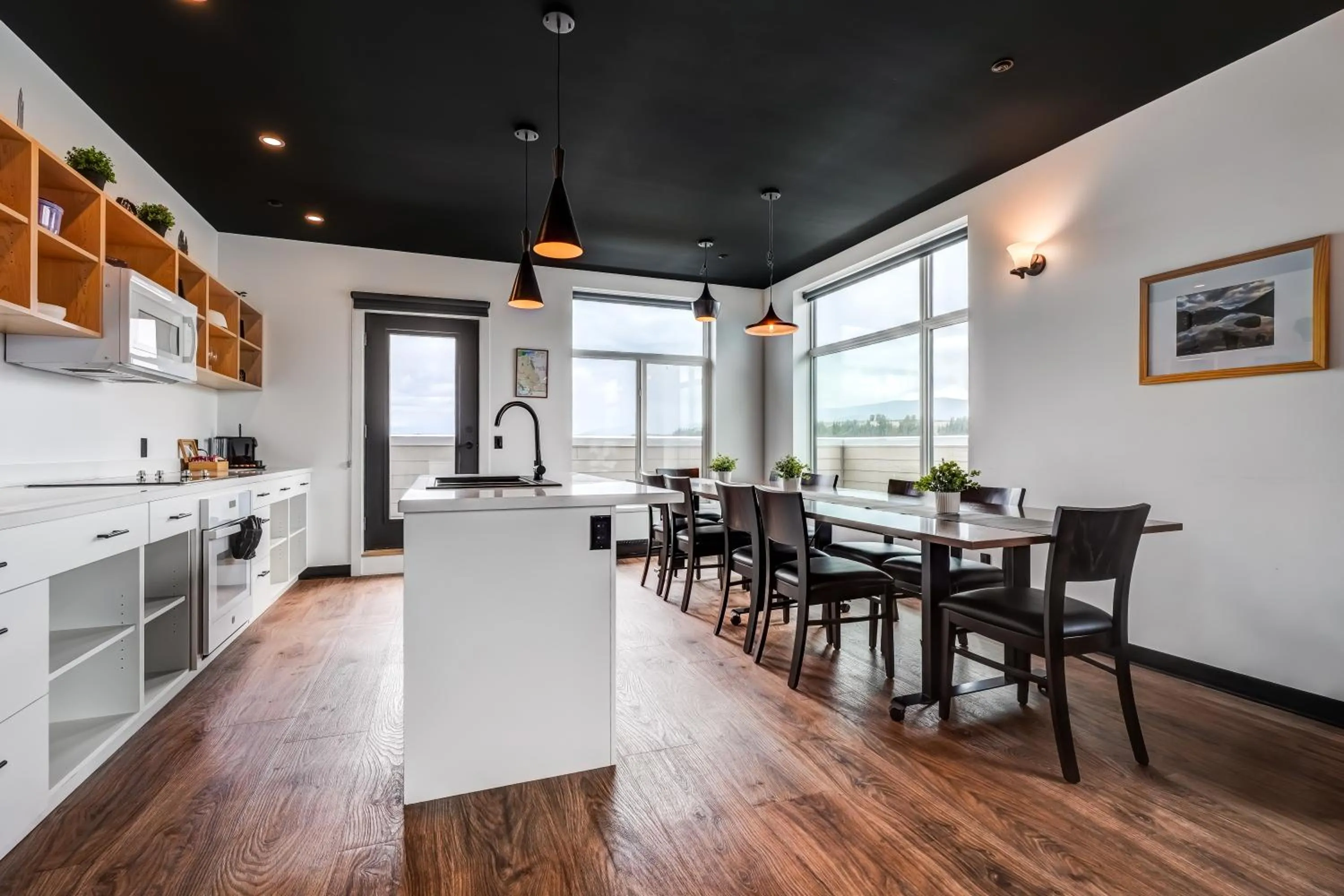 Kitchen or kitchenette in Raven Inn Whitehorse