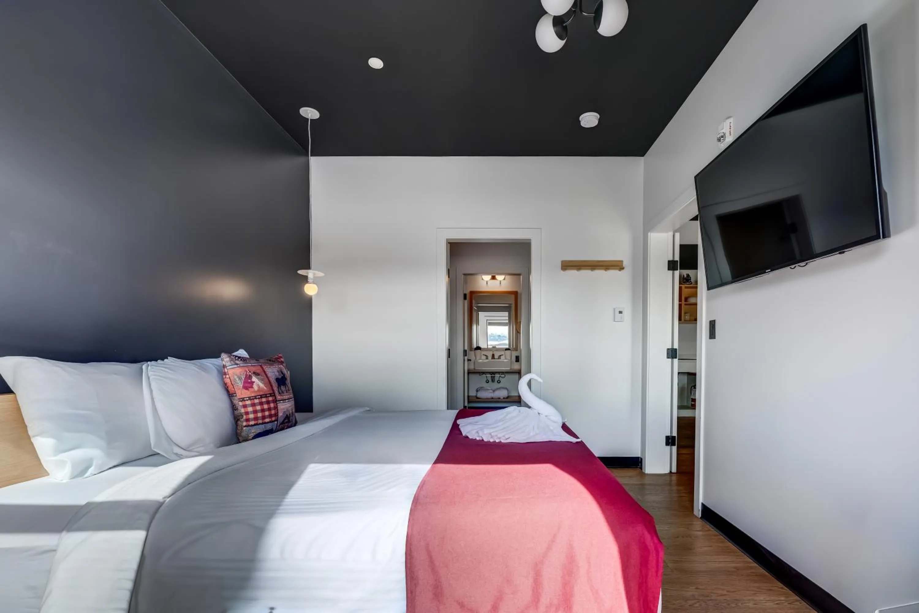 TV and multimedia, Bed in Raven Inn Whitehorse