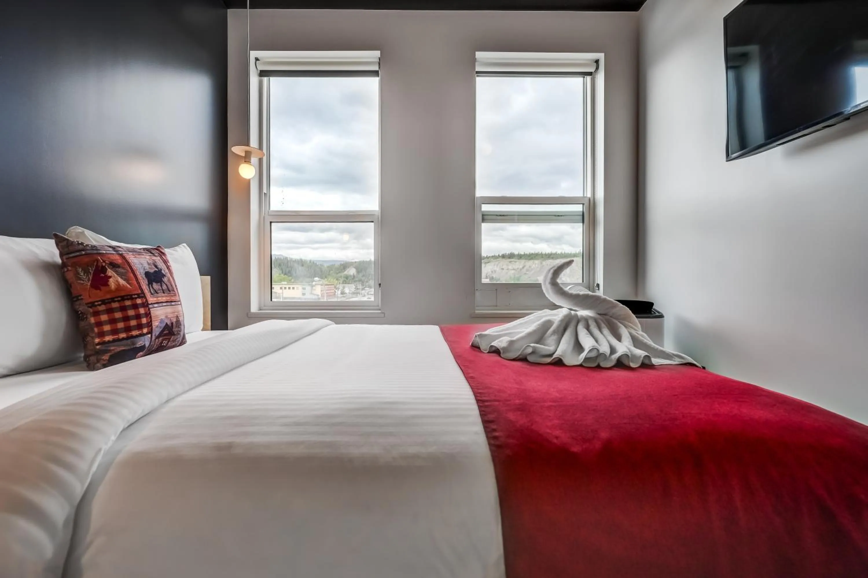 Bedroom, Bed in Raven Inn Whitehorse