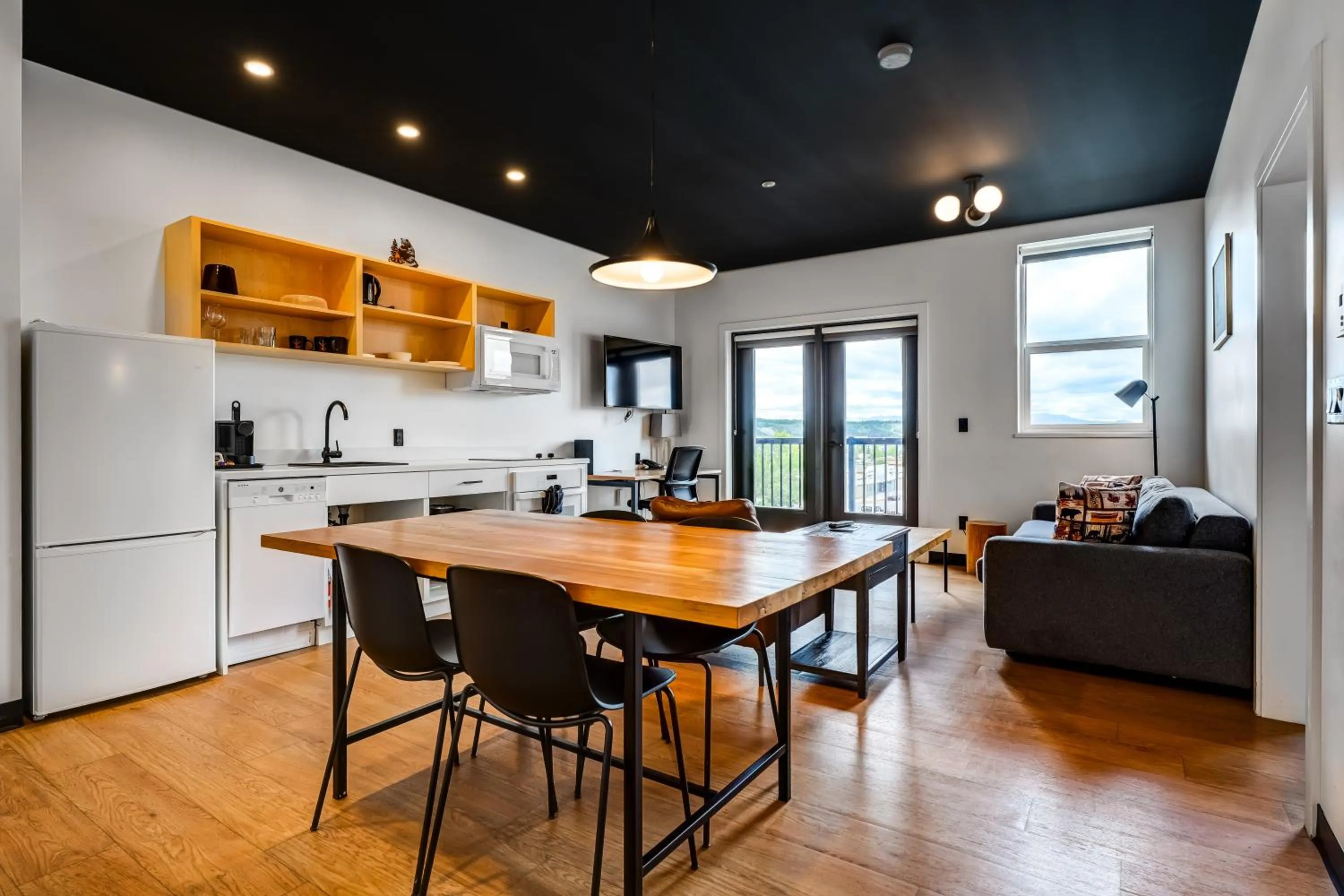 Kitchen or kitchenette in Raven Inn Whitehorse