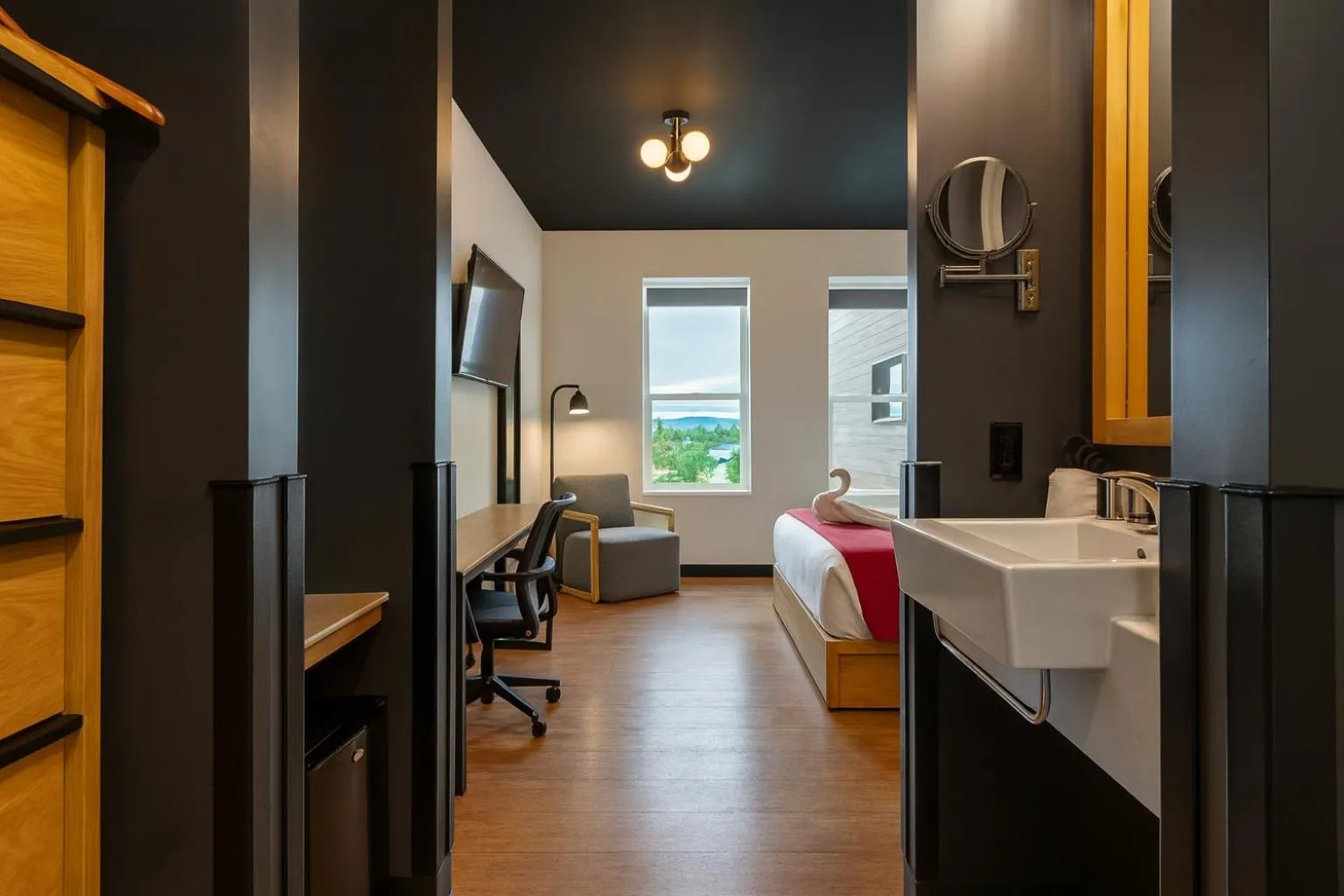 Photo of the whole room, Bed in Raven Inn Whitehorse