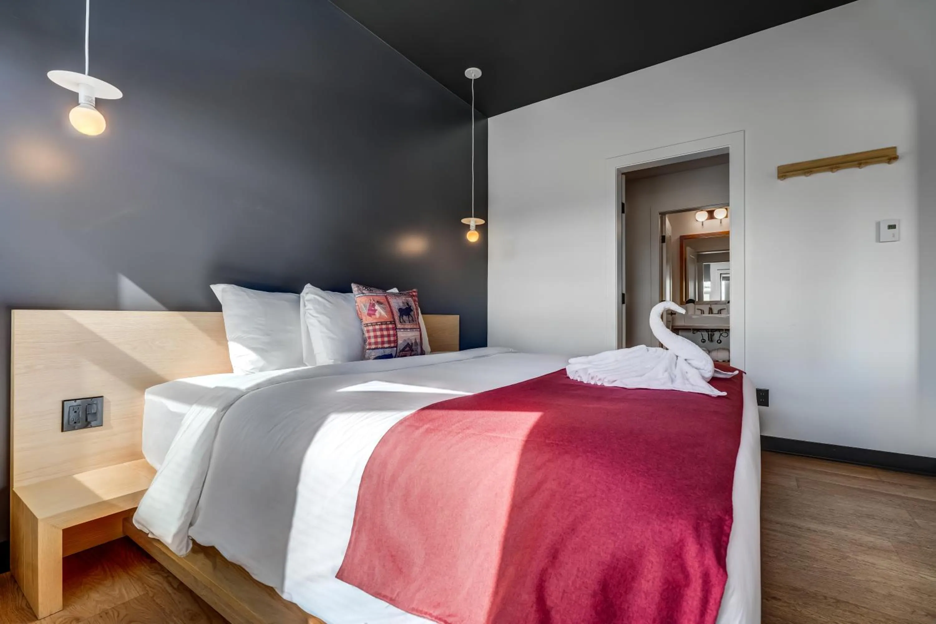 Bedroom, Bed in Raven Inn Whitehorse