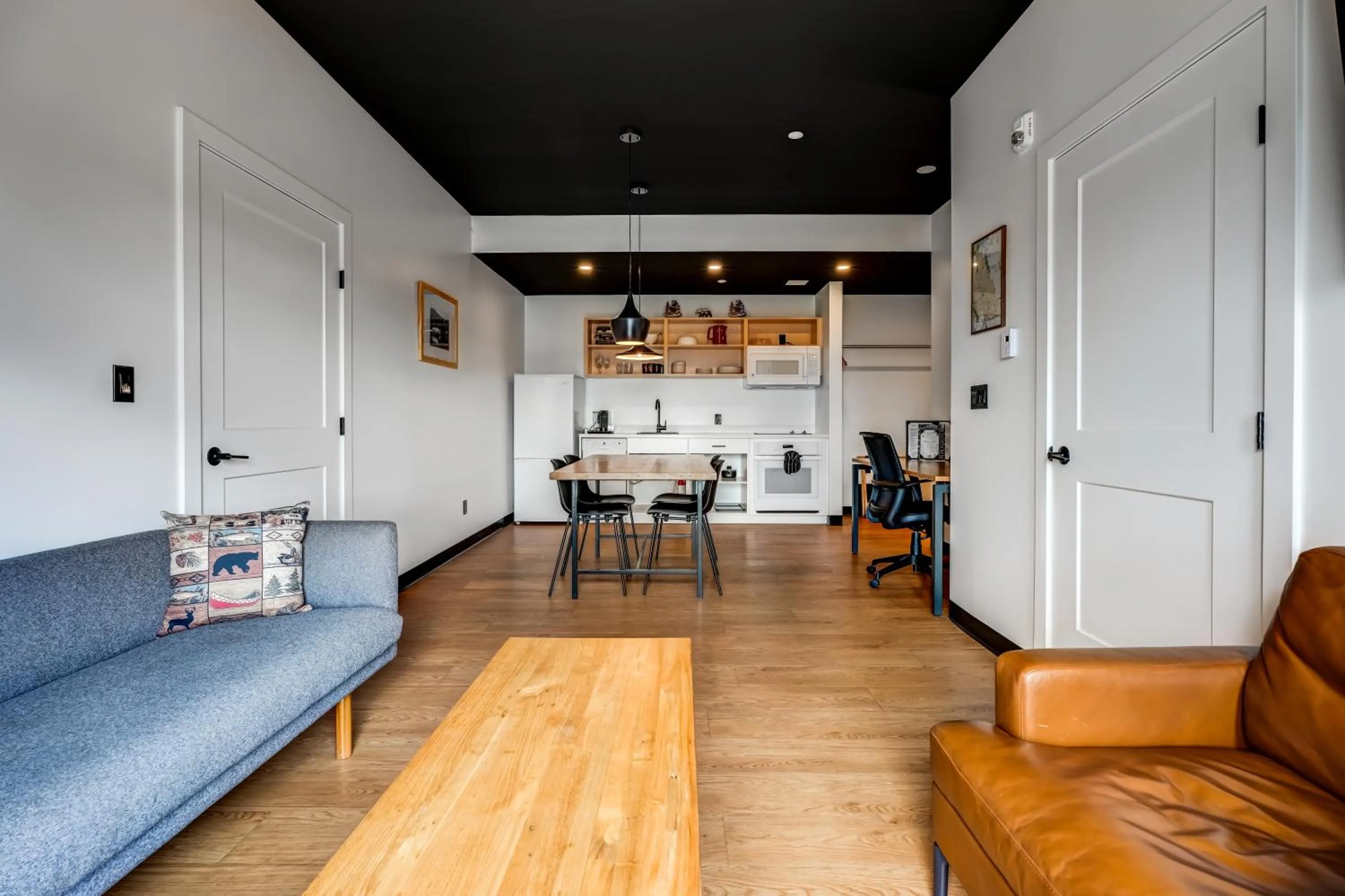 Kitchen or kitchenette in Raven Inn Whitehorse