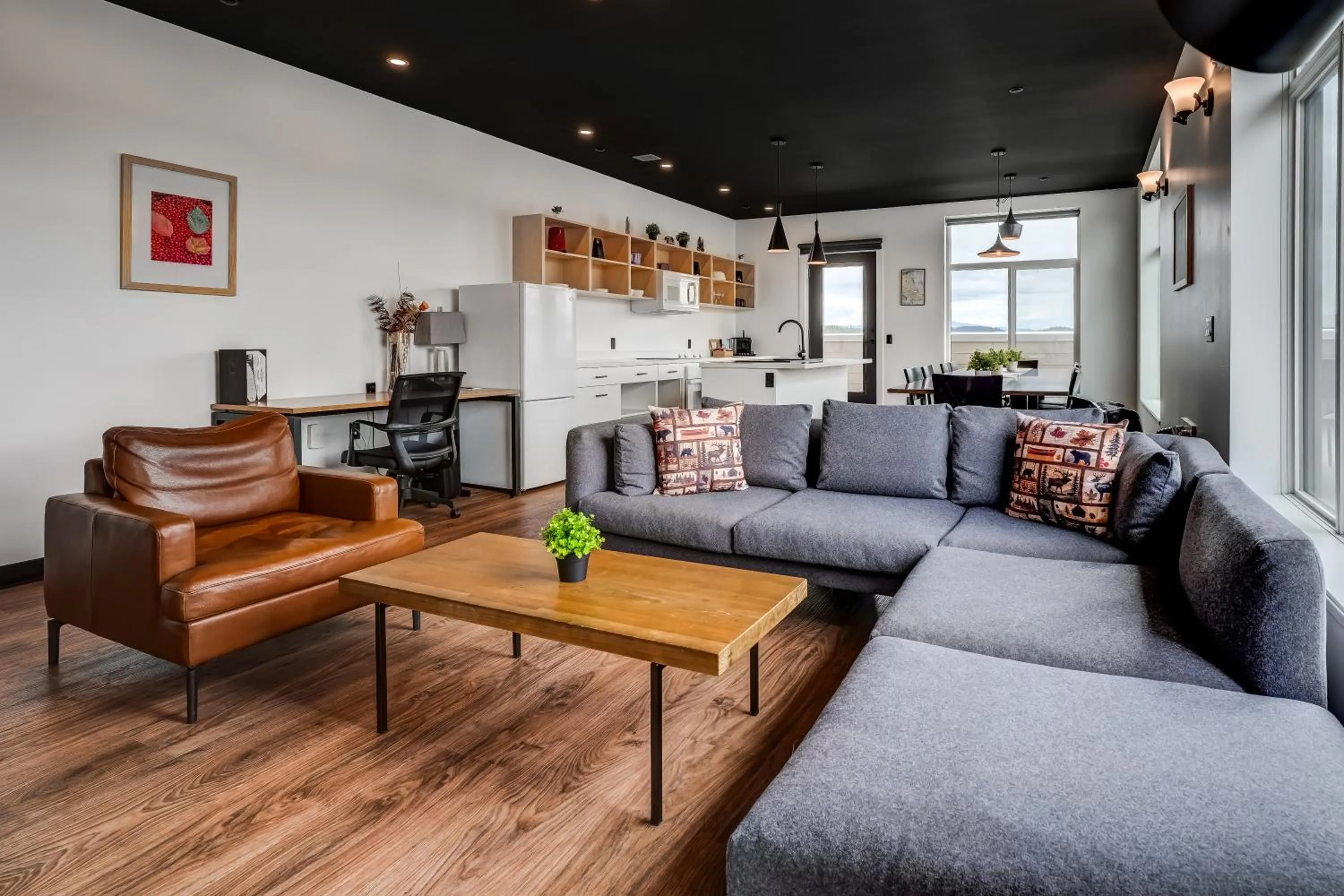 Kitchen or kitchenette in Raven Inn Whitehorse