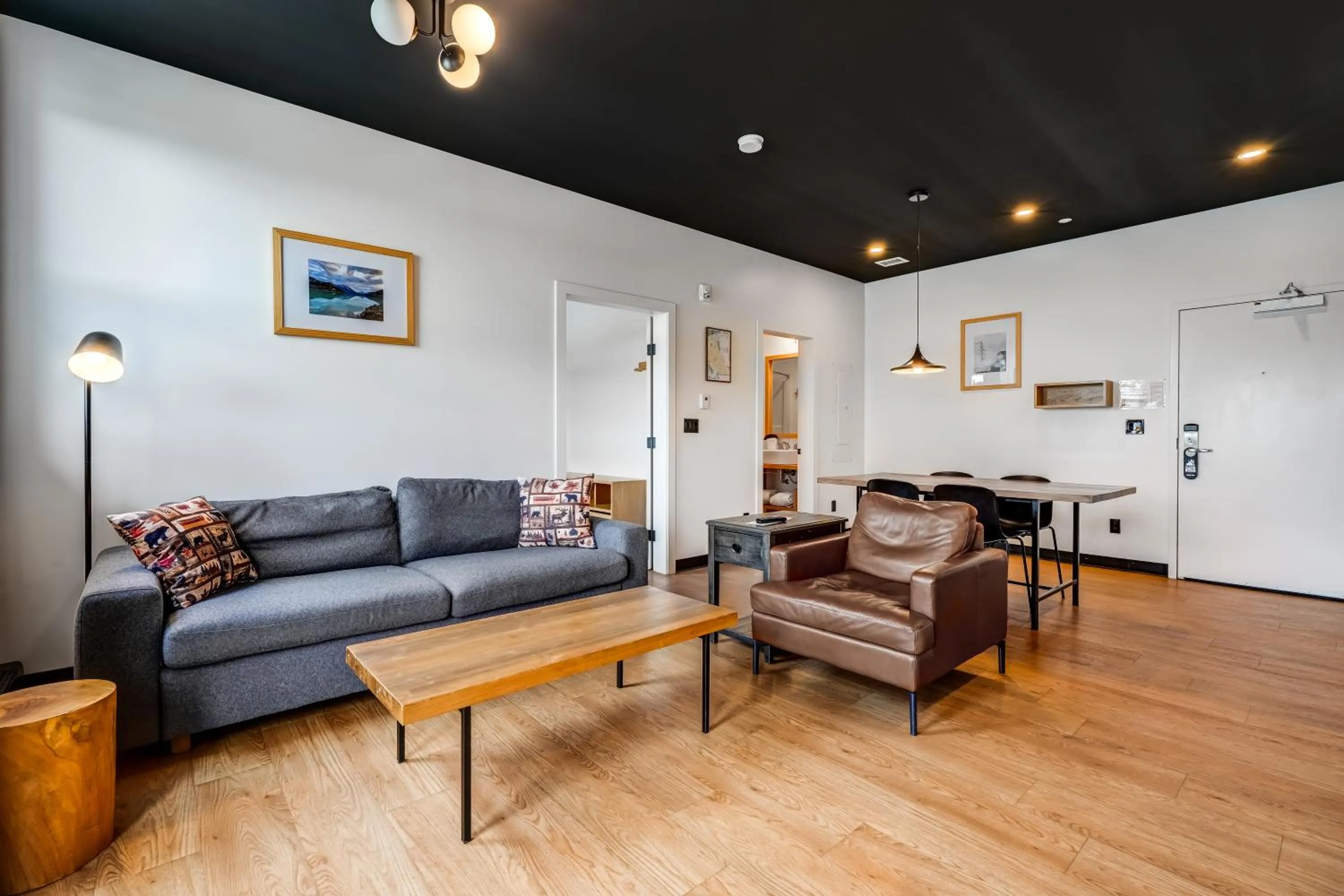 Living room in Raven Inn Whitehorse