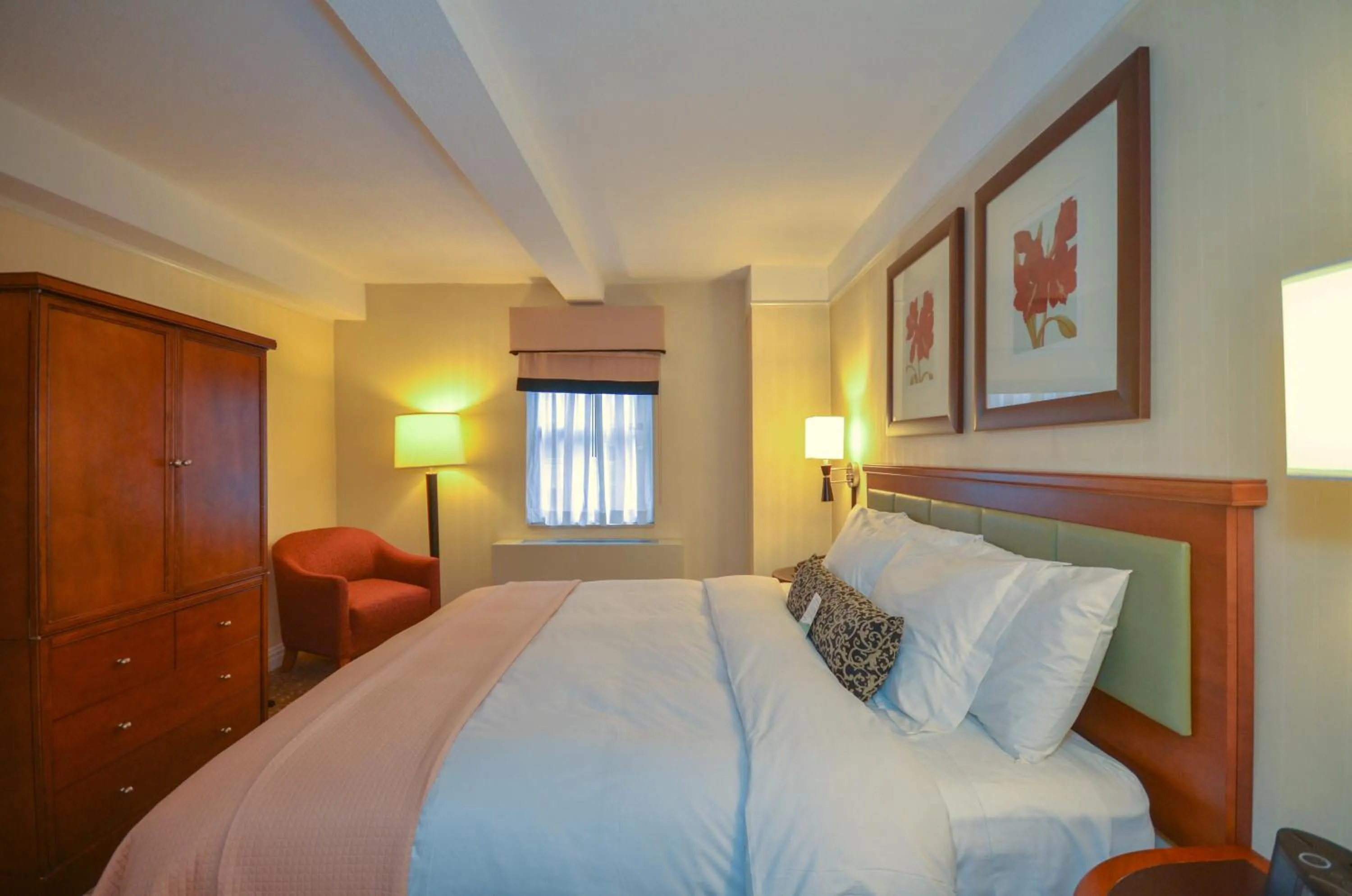 Bedroom, Bed in San Carlos Hotel New York