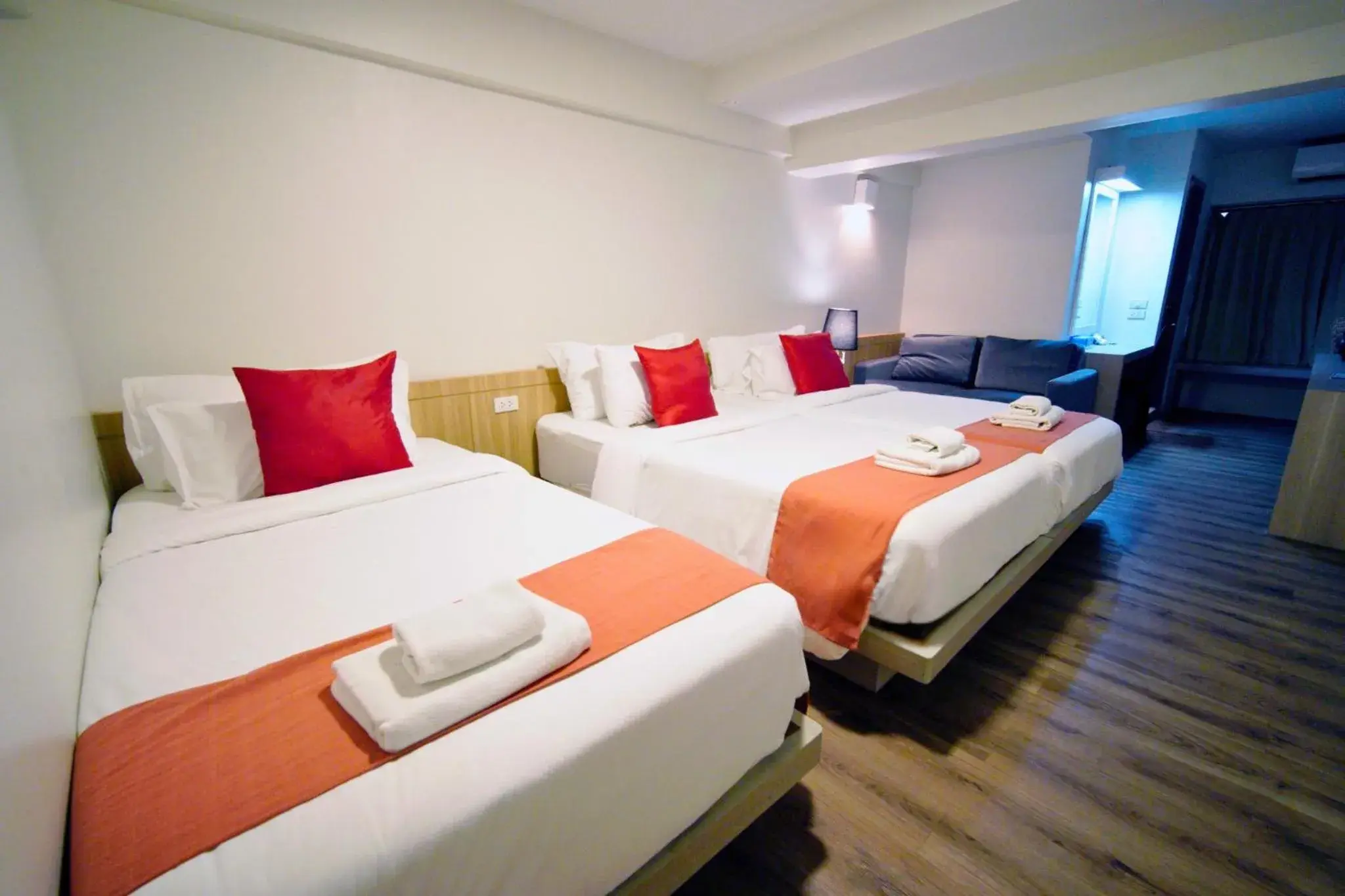 Deluxe Triple Room with Window in Wild Orchid Villa Bangkok Deluxe Triple Room with Window in Wild Orchid Villa Bangkok