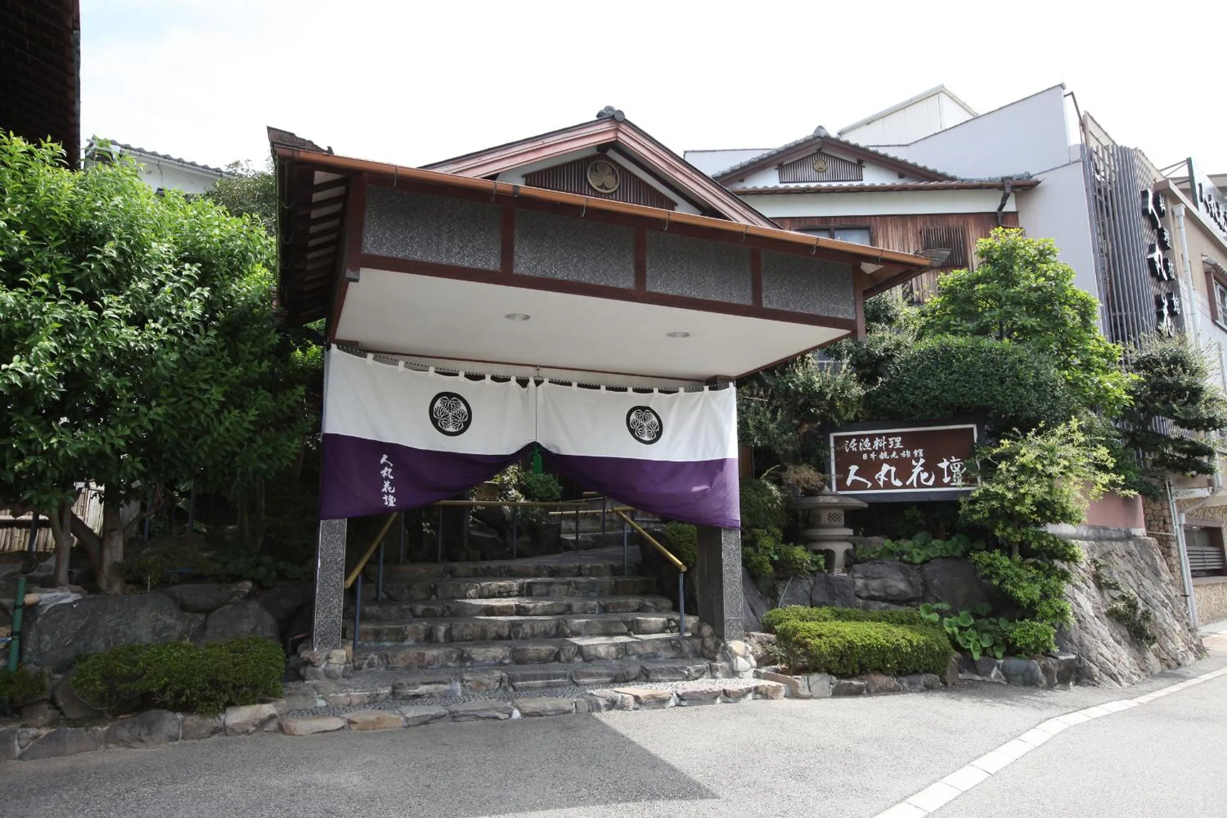 Facade/entrance in Hitomaru Kadan