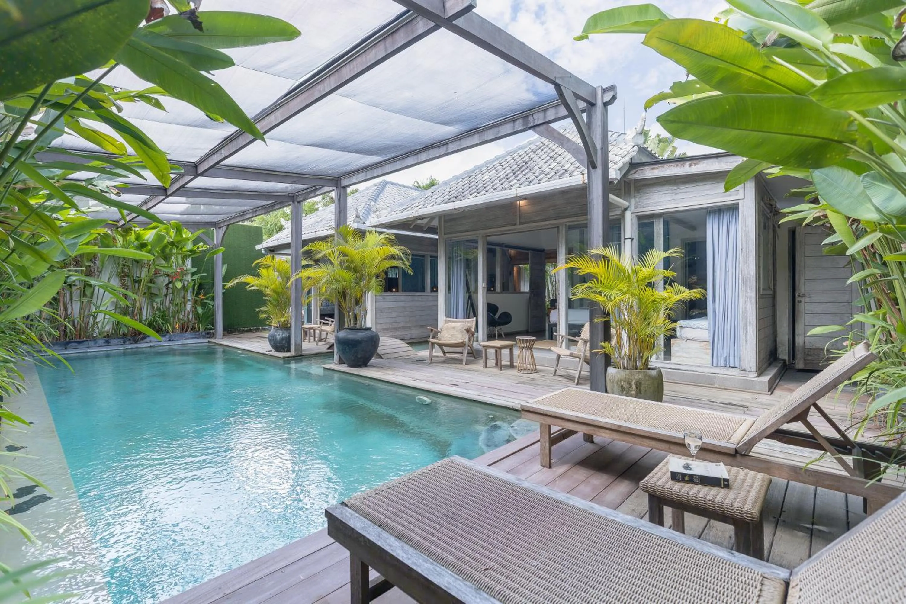 Property building in Mundaka Villa by Betterplace