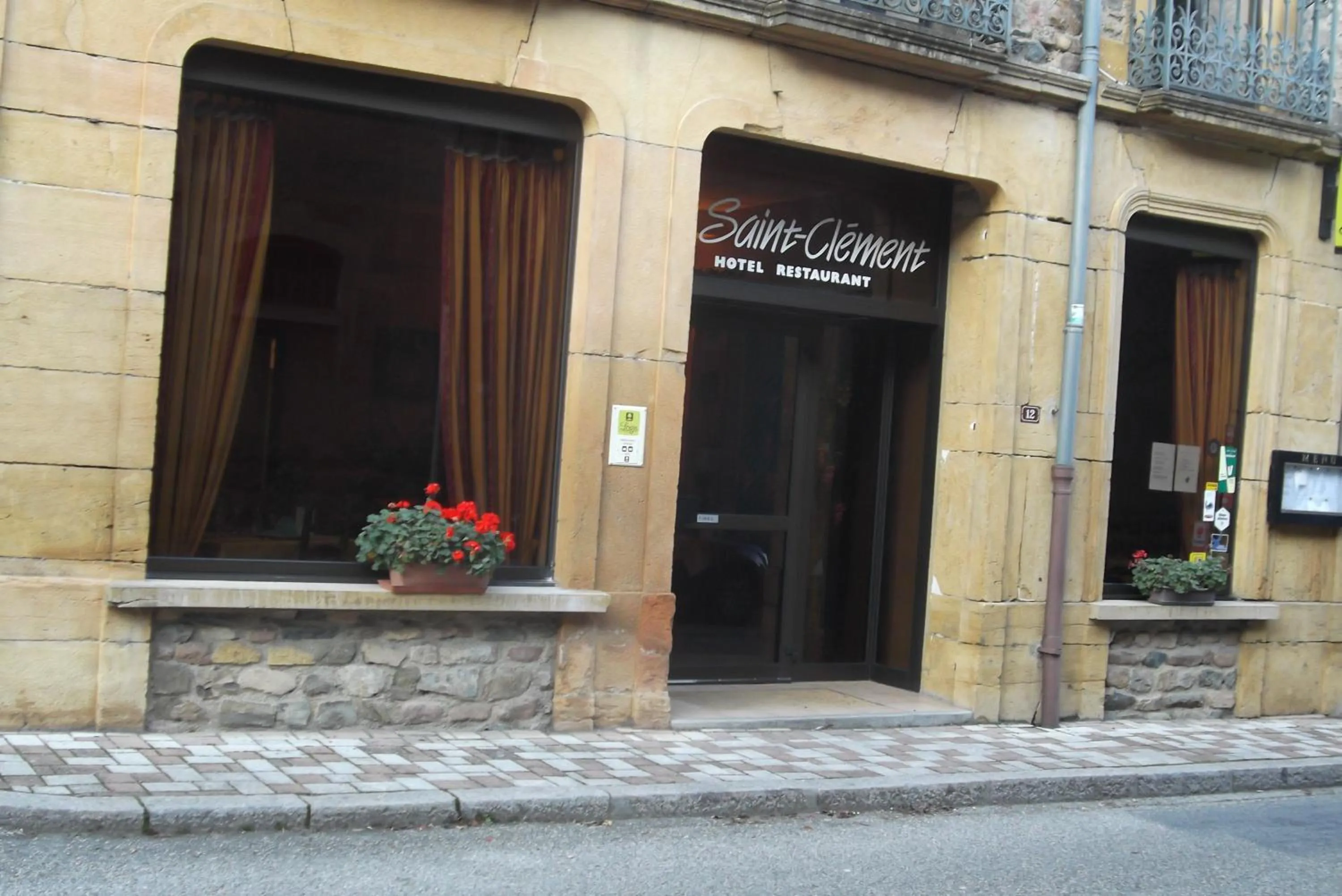 Facade/entrance in Logis Hôtel Le Saint Clément