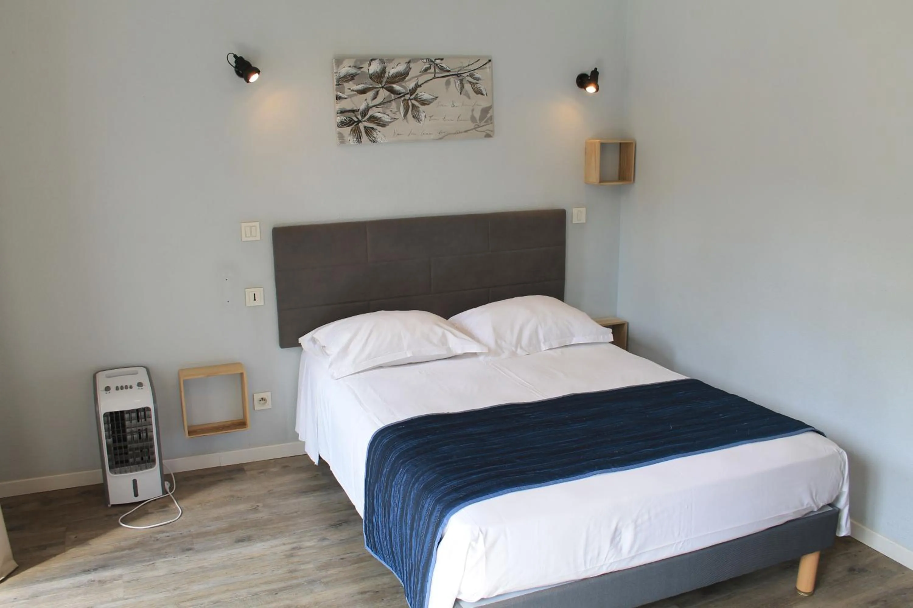 Bed in Logis Hôtel Le Saint Clément