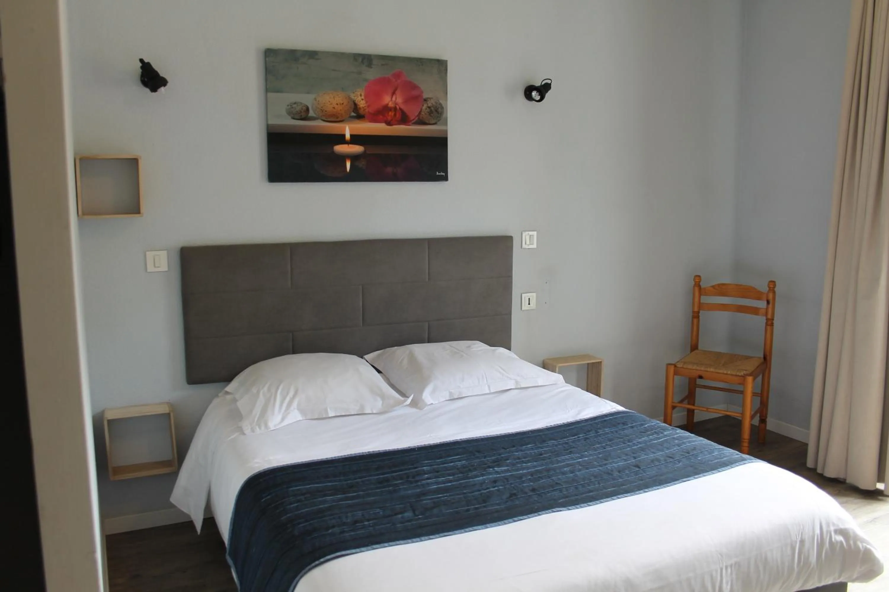 Bed in Logis Hôtel Le Saint Clément