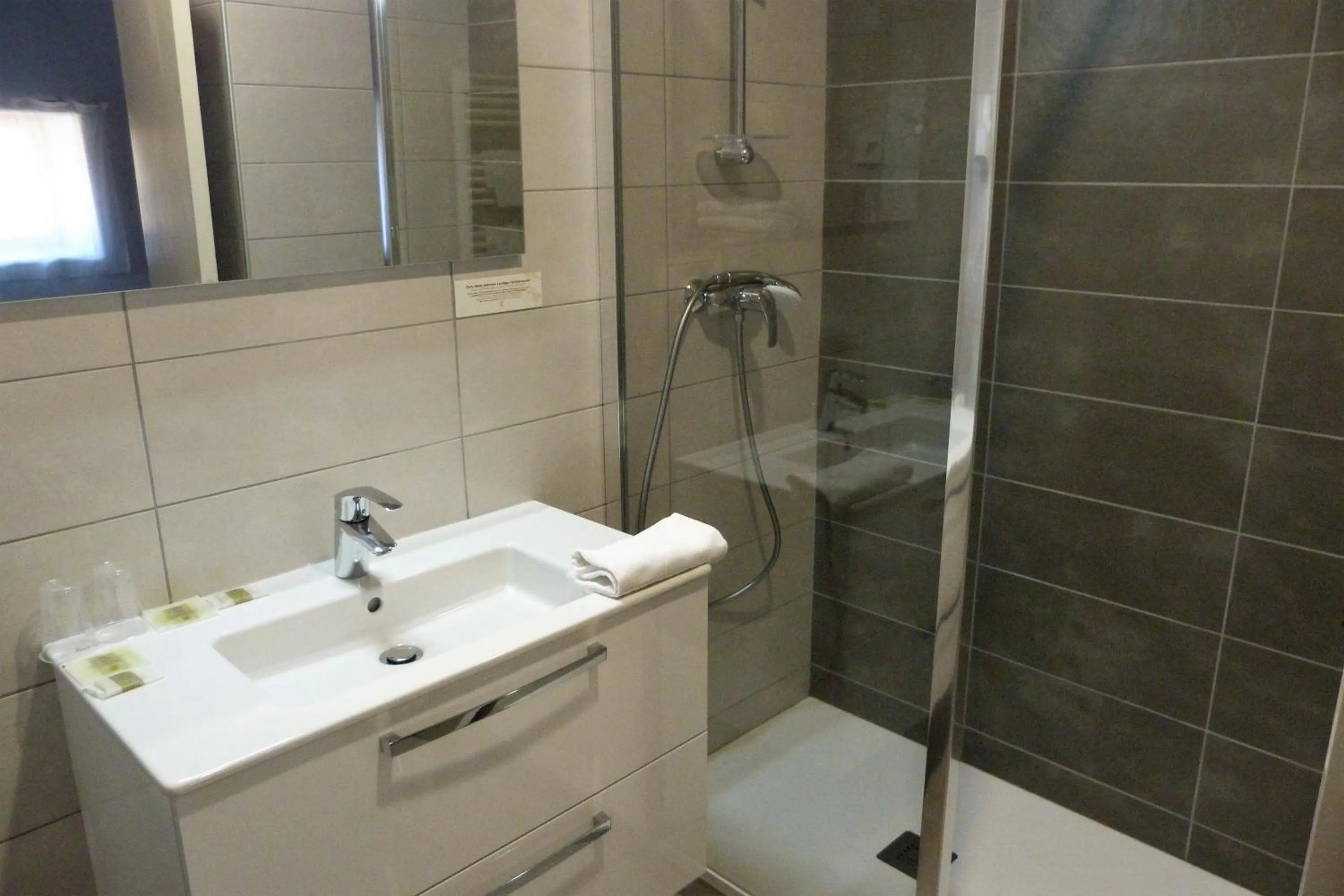 Bathroom in Logis Hôtel Le Saint Clément